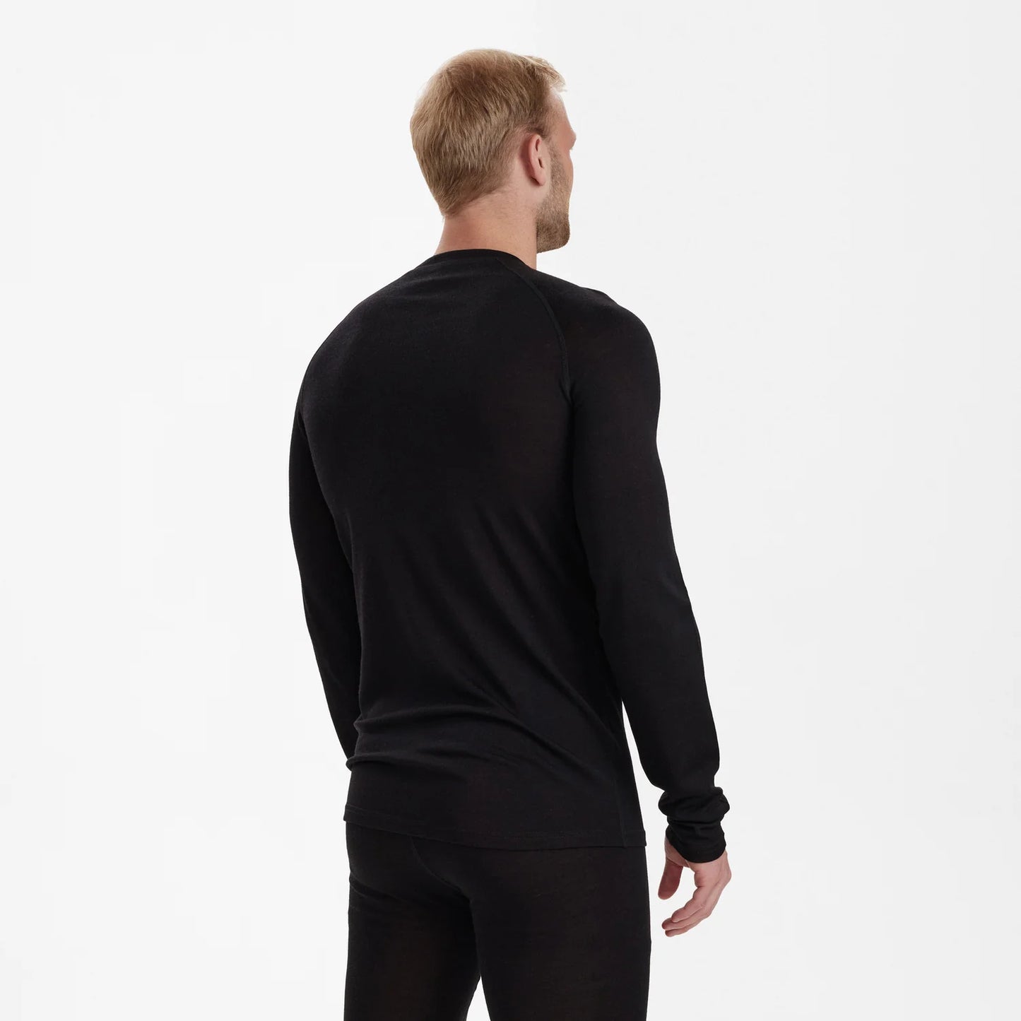 Quinn merinoundertröja - Black Oak - modell bakifrån