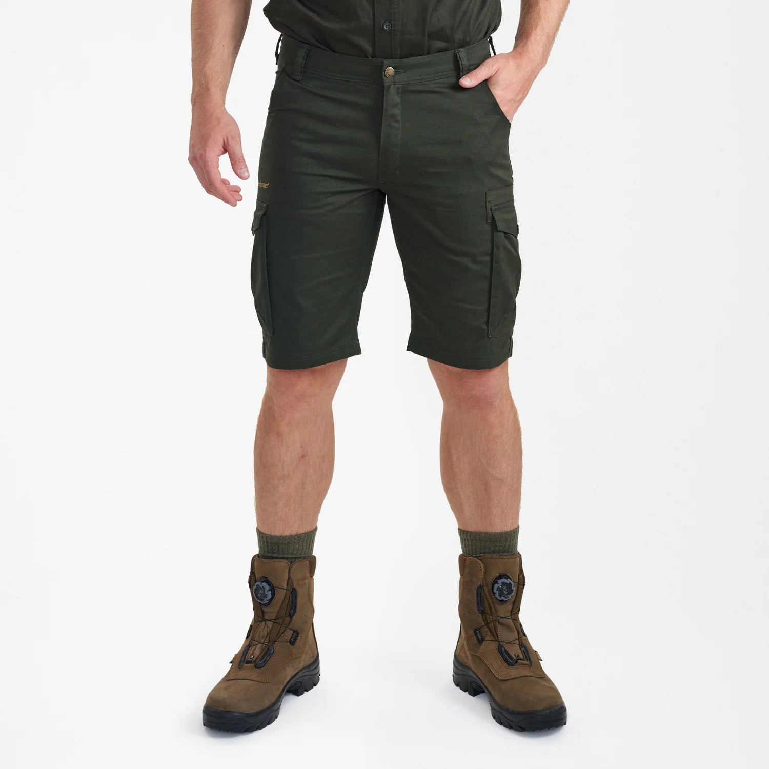 Atlas Shorts - Timber - modell framifrån