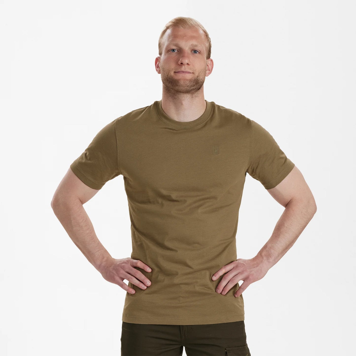 Easton T-shirt - Driftwood - modell framifrån