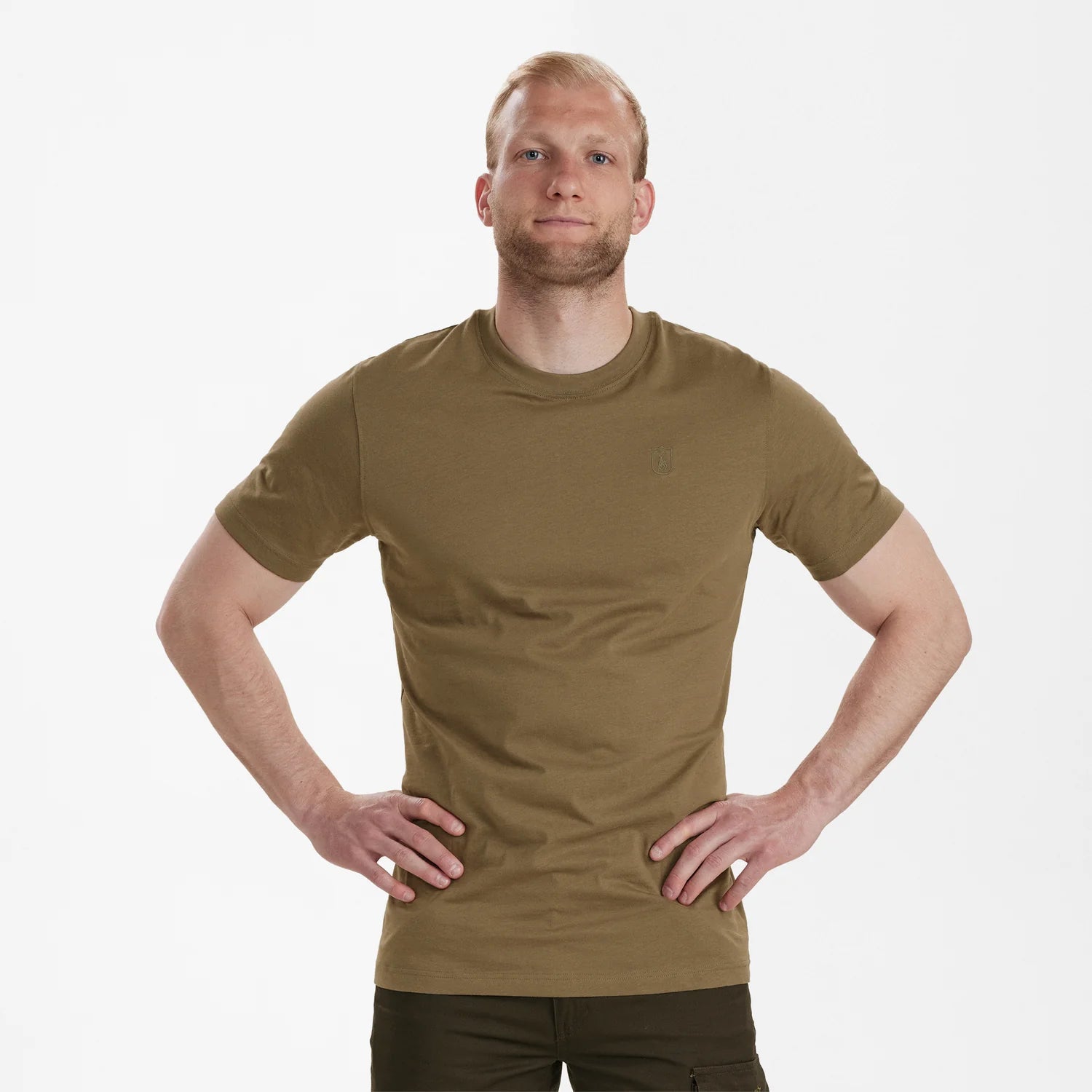 Easton T-shirt - Driftwood - modell framifrån