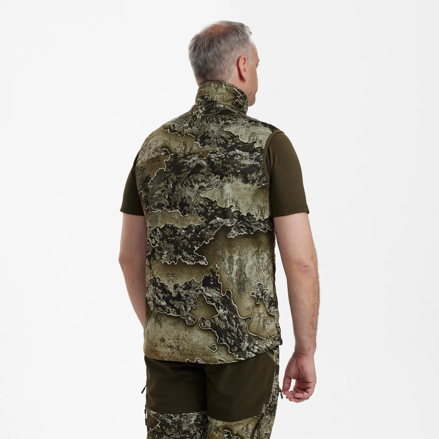 Excape Softshellväst - REALTREE EXCAPE™ - modell bakifrån