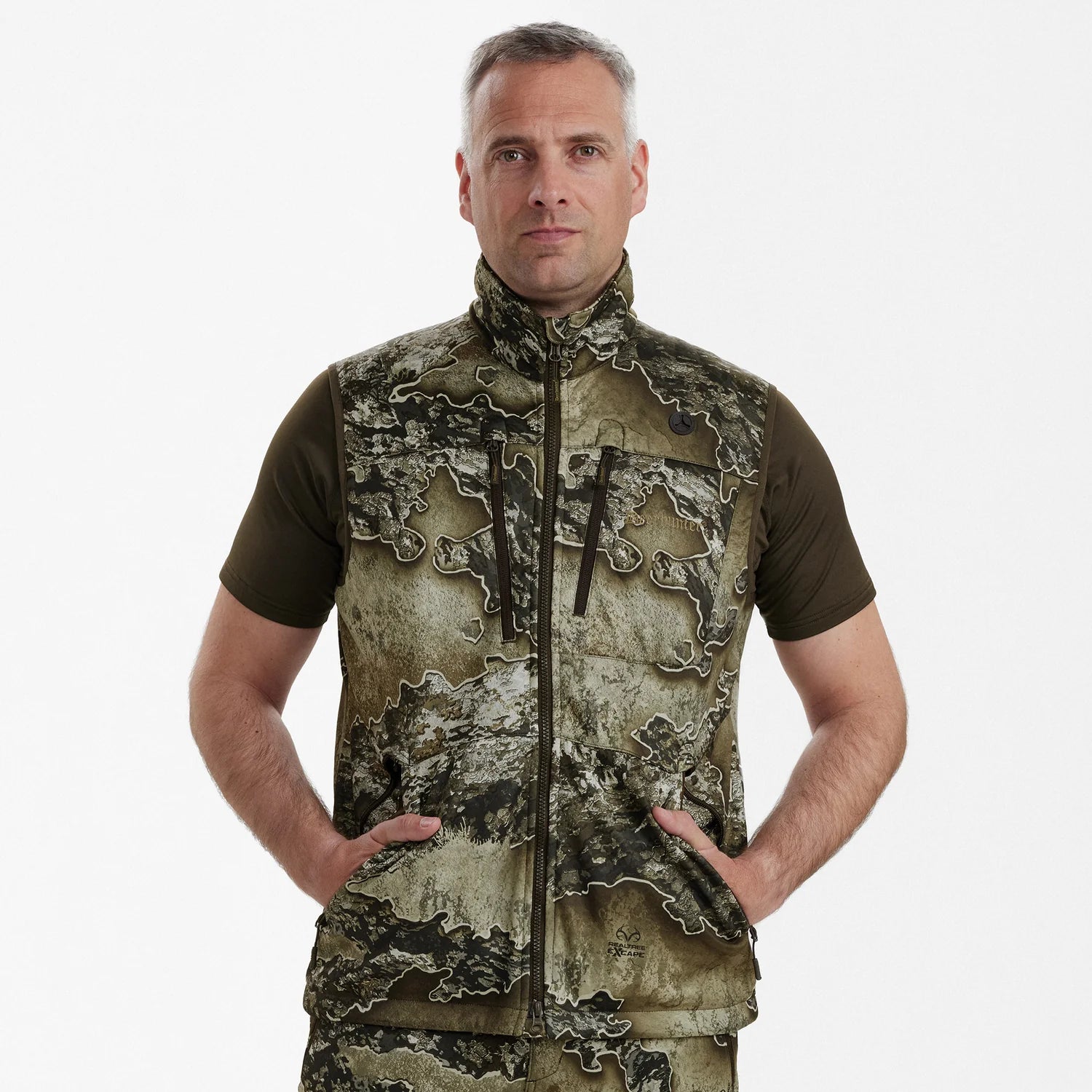 Excape Softshellväst - REALTREE EXCAPE™ - modell framifrån
