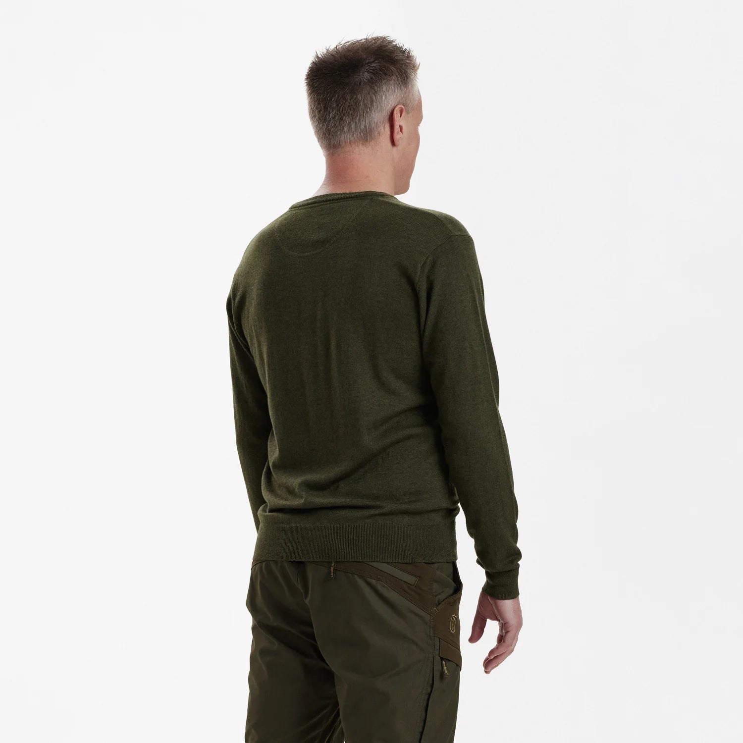 Kingston V-ringad stickad tröja - Green Melange - modell bakifrån
