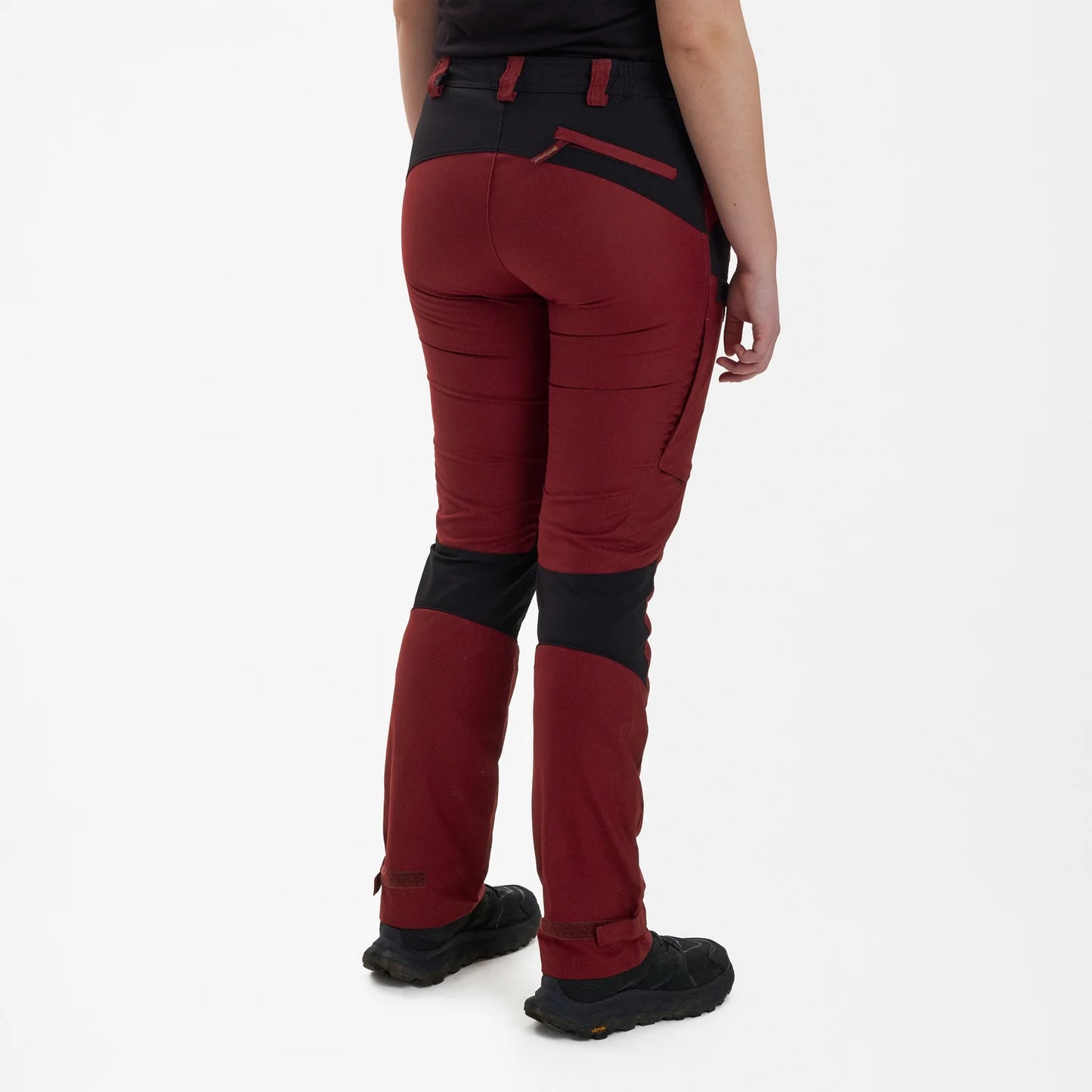 Lady Ann Byxor - Oxblood Red - modell bakifrån