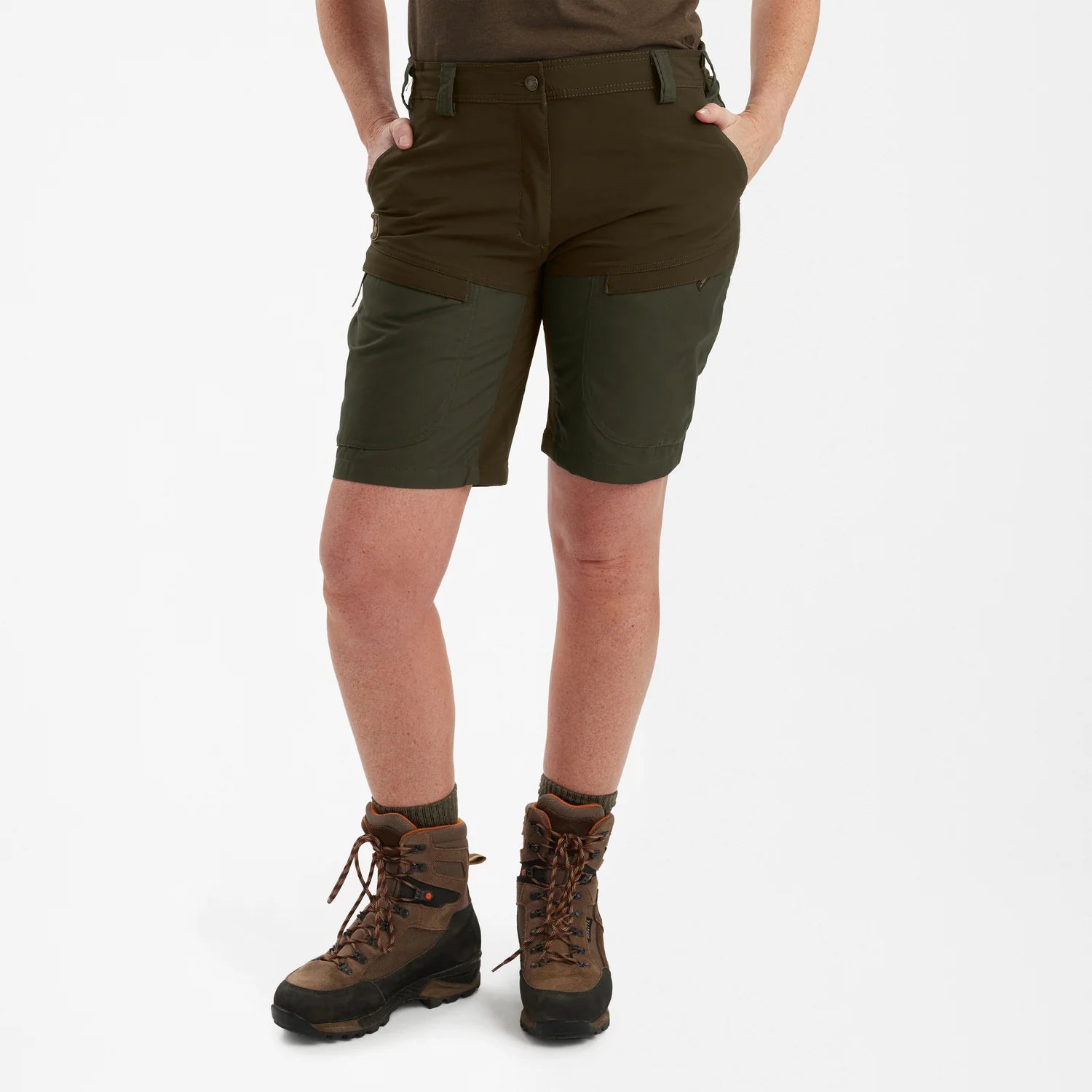 Lady Ann Shorts - Deep Green - modell framifrån