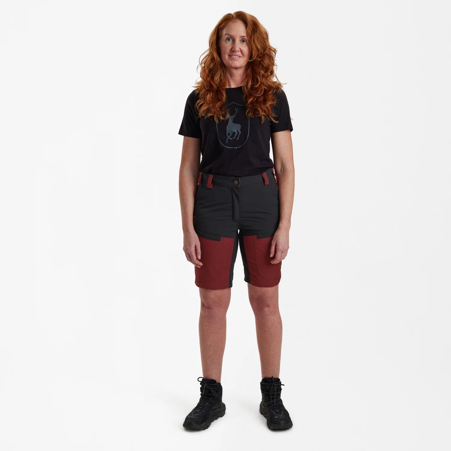 Lady Ann Shorts - Oxblood Red - modell framifrån