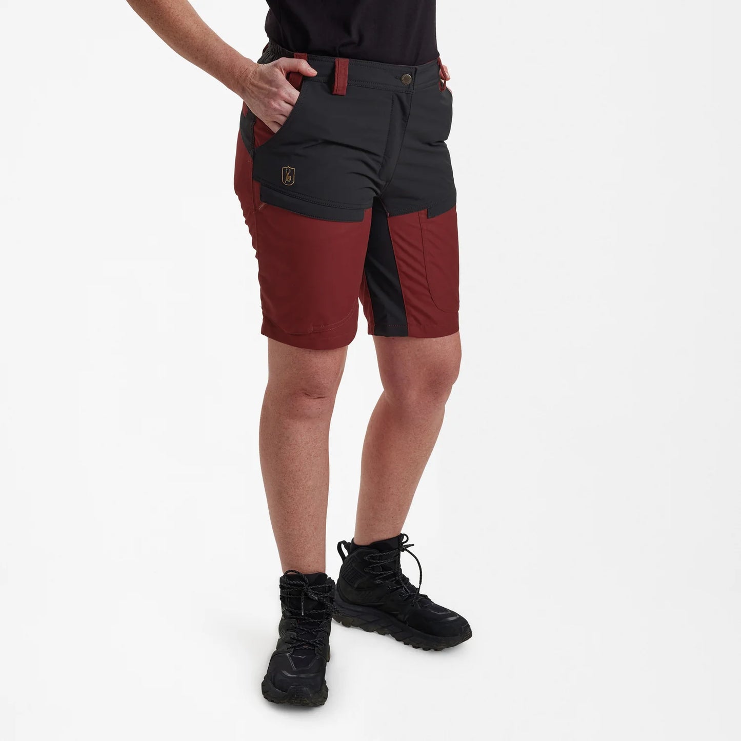 Lady Ann Shorts - Oxblood Red - modell framifrån