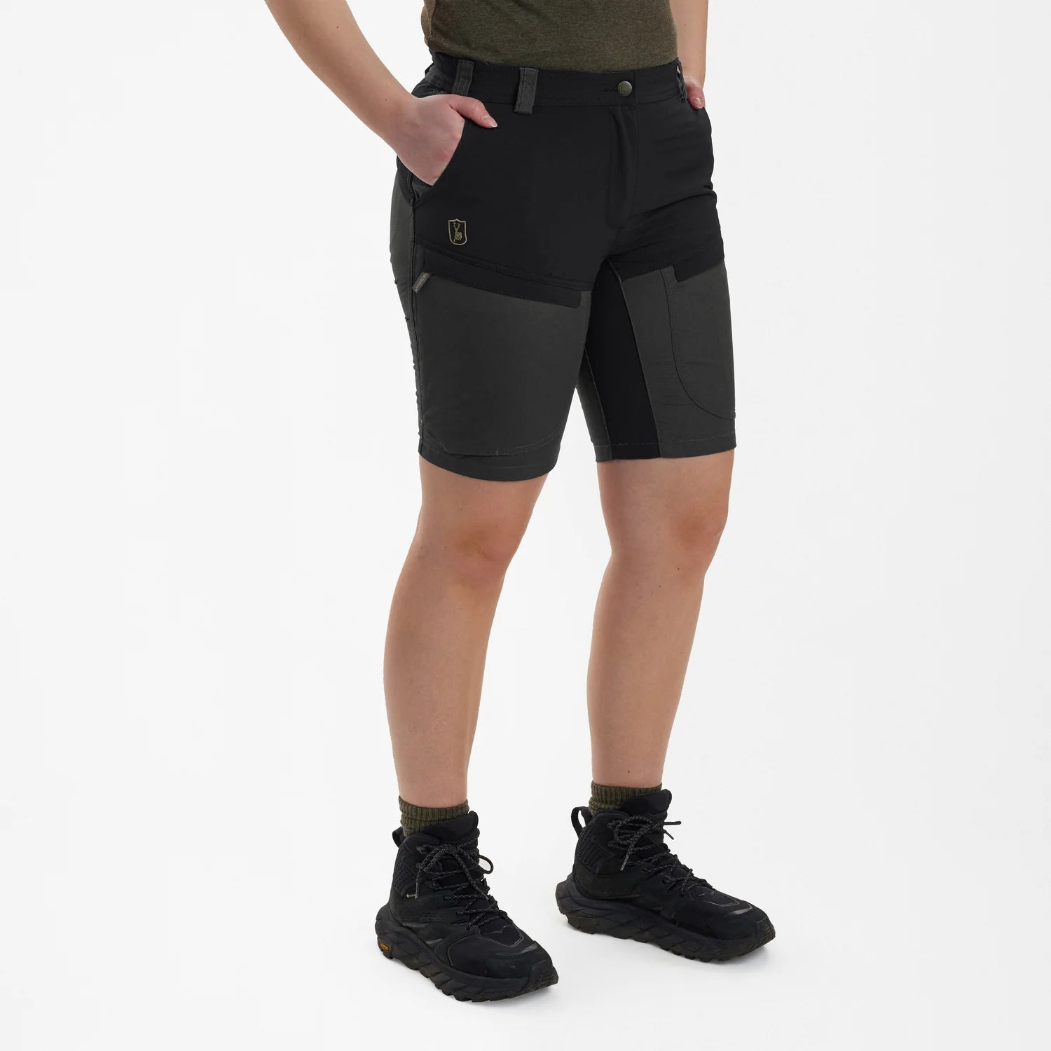 Lady Ann Shorts - Black Ink - modell framifrån