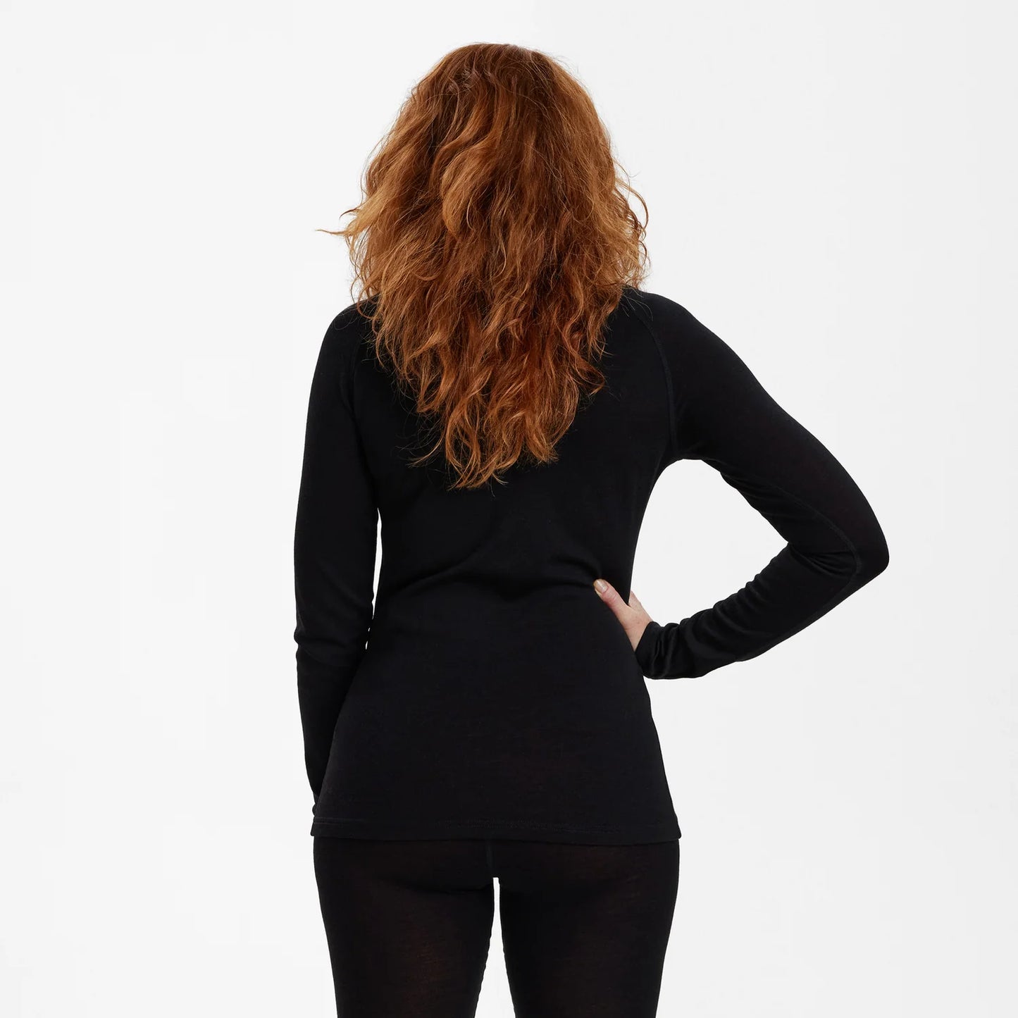 Lady Quinn merinoundertröja - Black Oak - modell bakifrån
