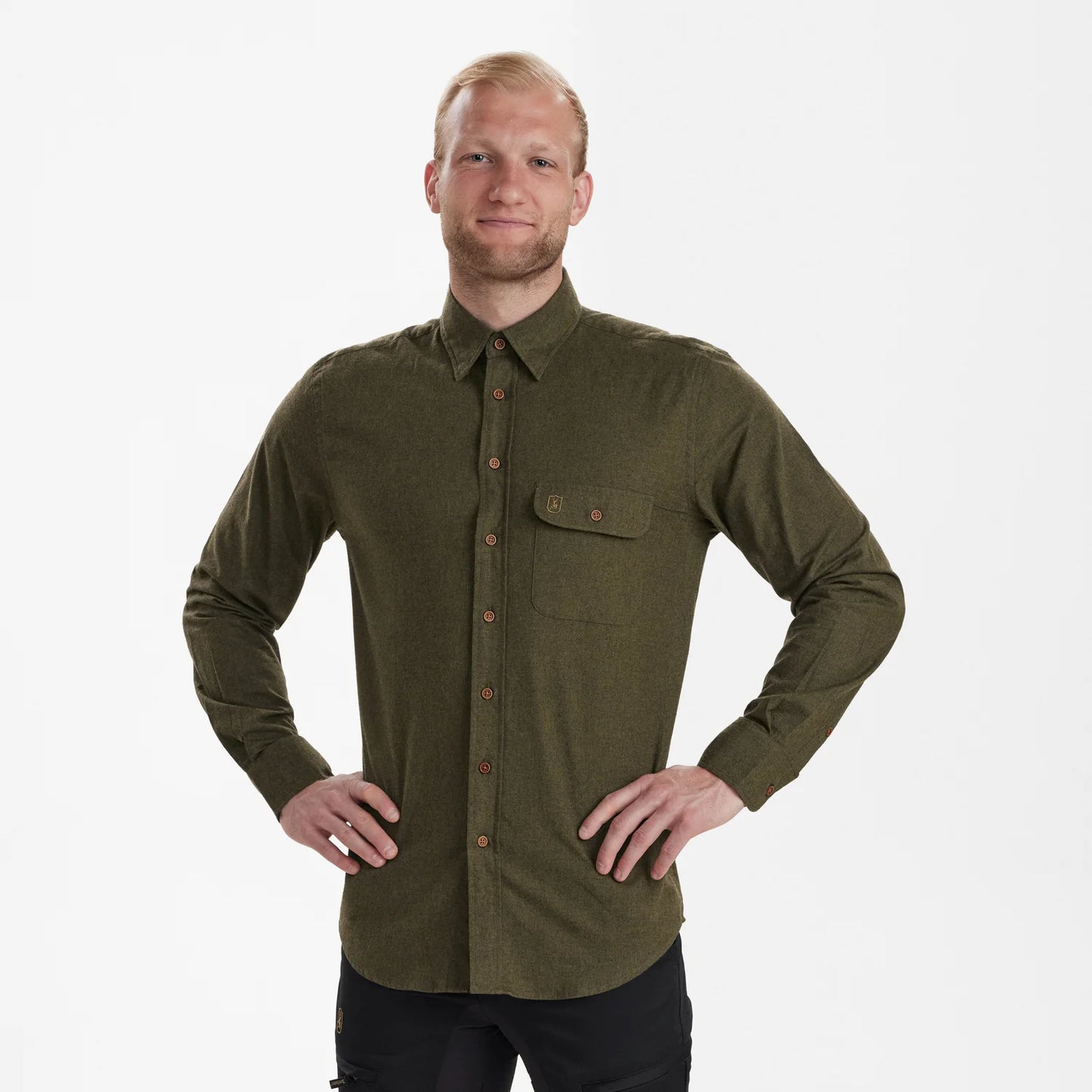 Liam skjorta - Tarmac Green - modell framifrån