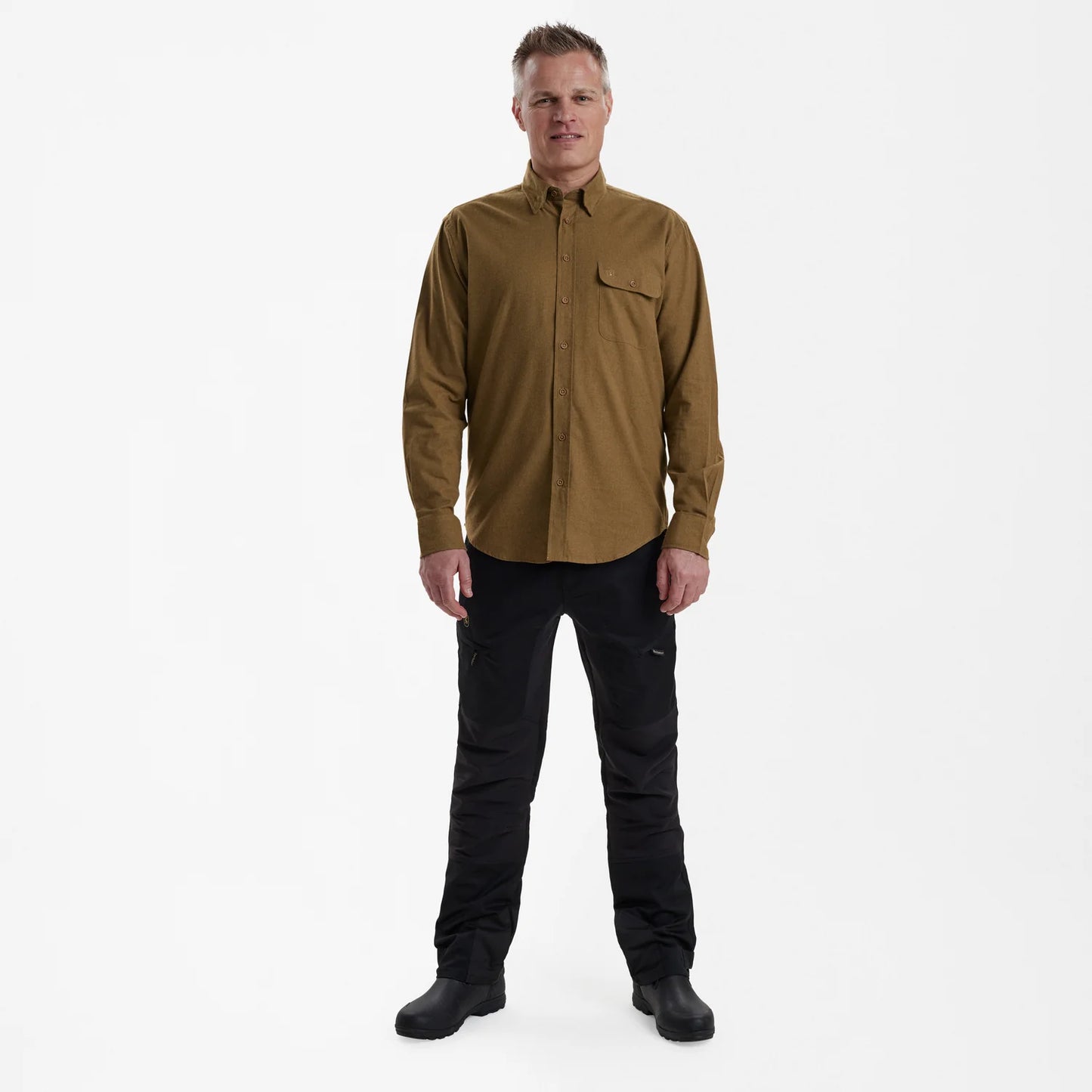 Liam skjorta - Ocher Brown - modell framifrån