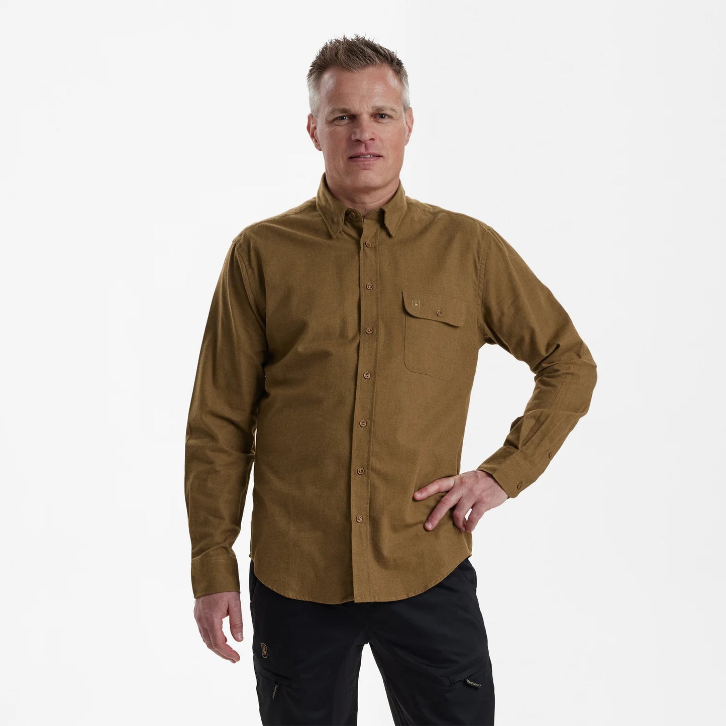 Liam skjorta - Ocher Brown - modell framifrån