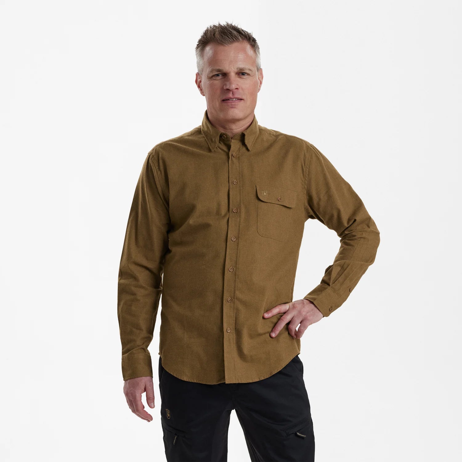 Liam skjorta - Ocher Brown - modell framifrån