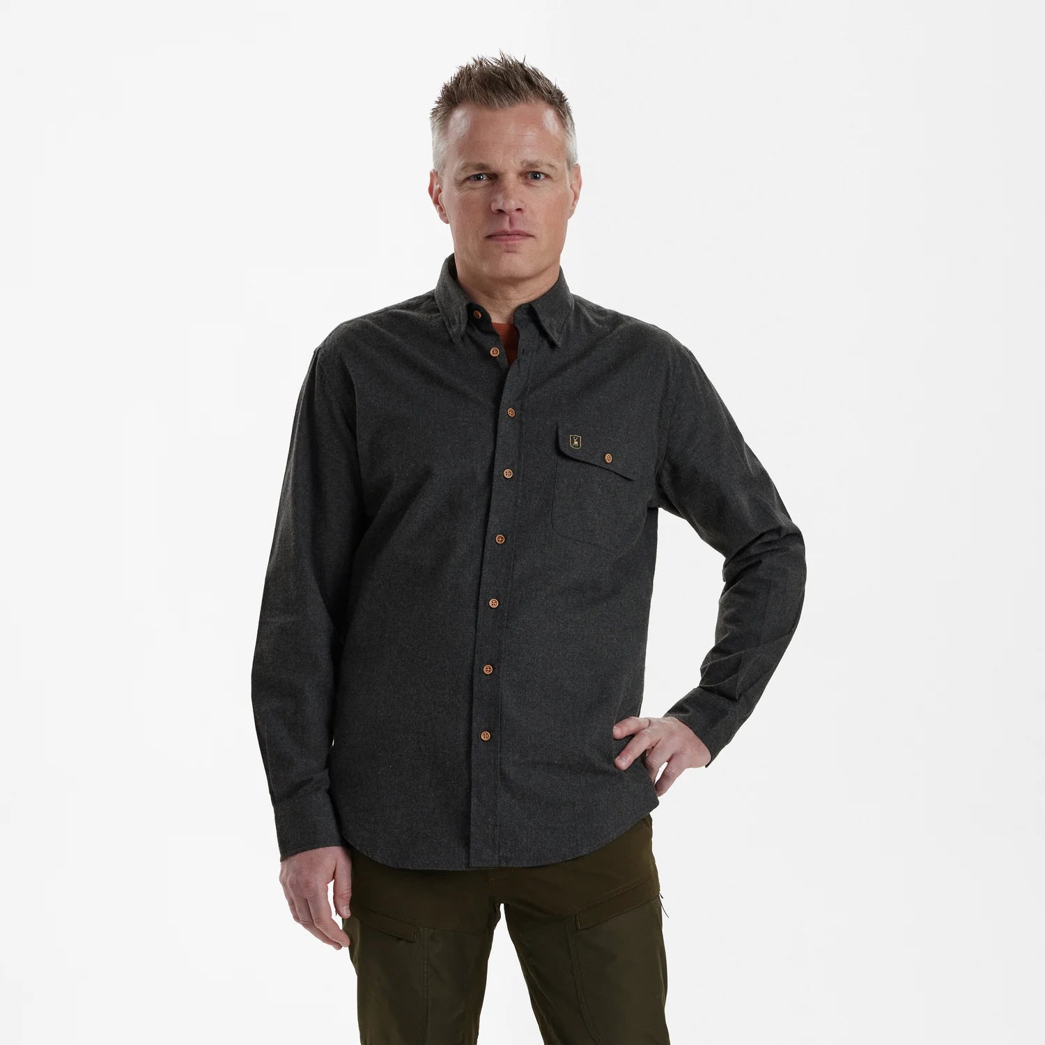 Liam skjorta - Black Ink - modell framifrån