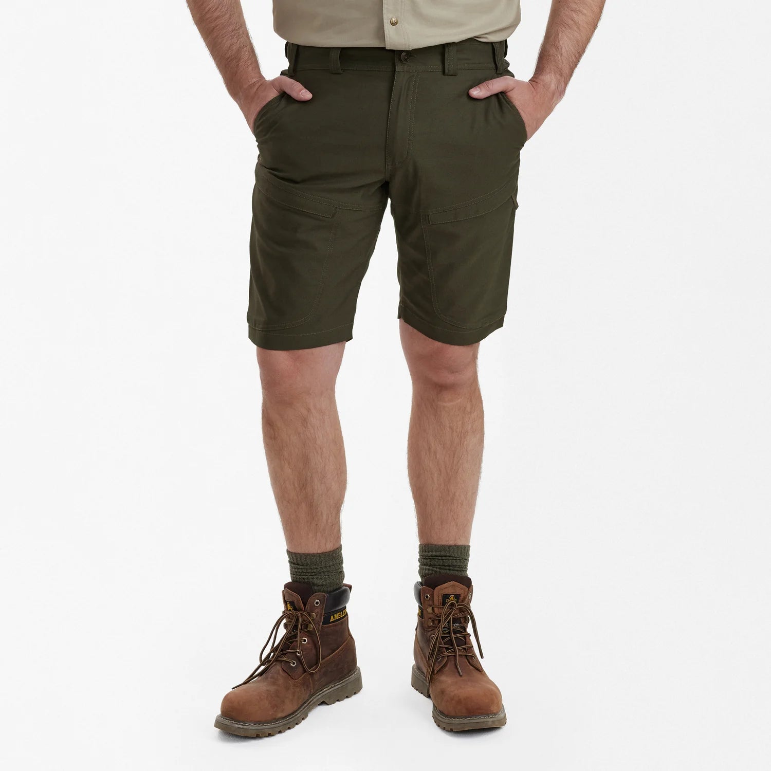 Matobo Shorts - Forest Green - modell framifrån