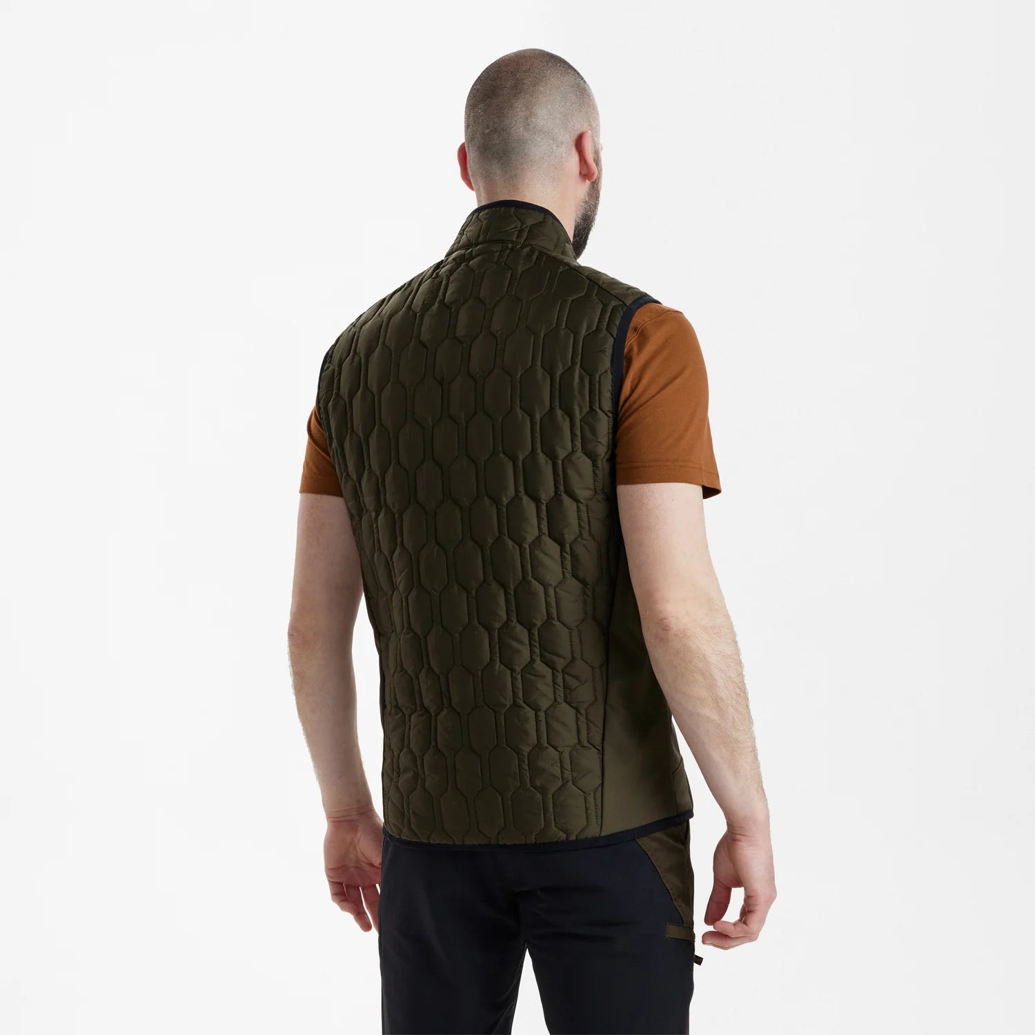 Mossdale Quiltväst - Forest Green - modell bakifrån