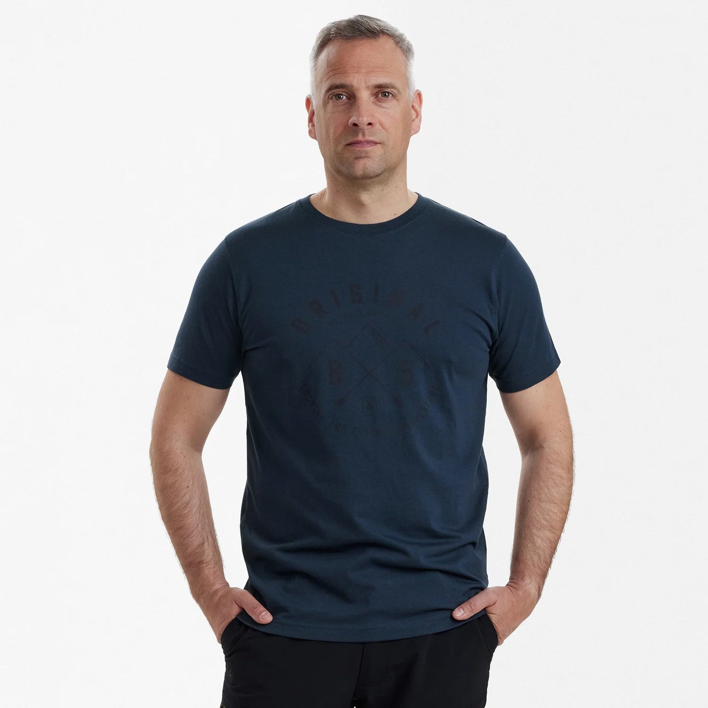 Nolan T-shirt - Dark Blue - modell framifrån