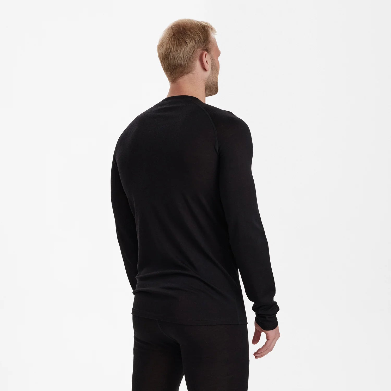 Quinn merinoundertröja - Black Oak - modell bakifrån