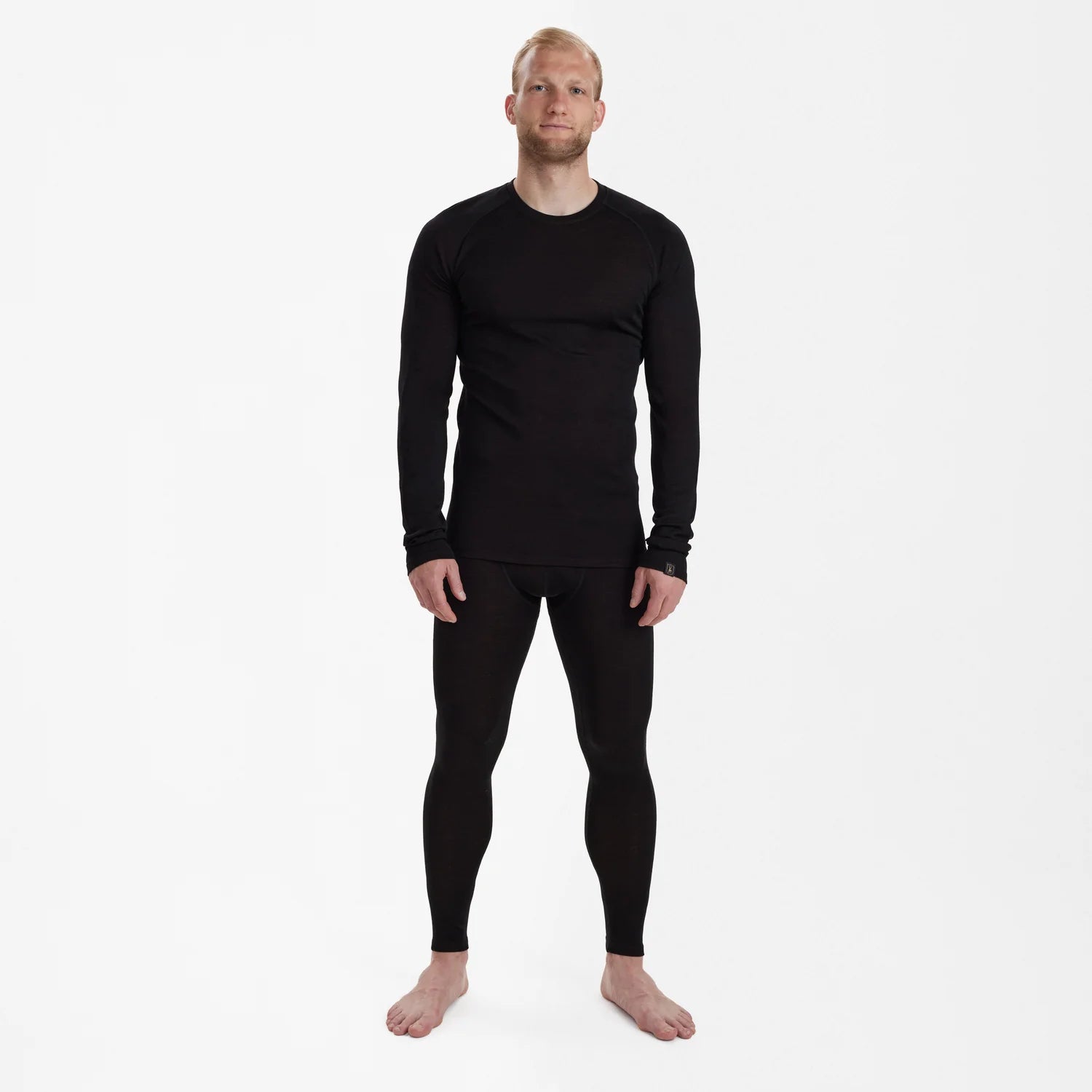 Quinn merinoundertröja - Black Oak - modell framifrån
