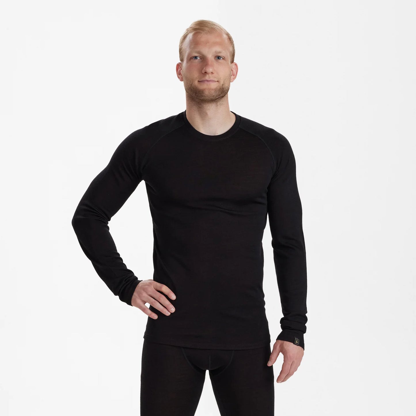 Quinn merinoundertröja - Black Oak - modell framifrån