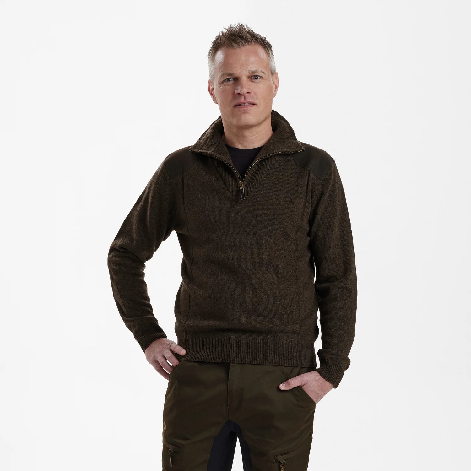 Sheffield Stickad Tröja med dragkedja i halsen - Dark Elm - modell framifrån