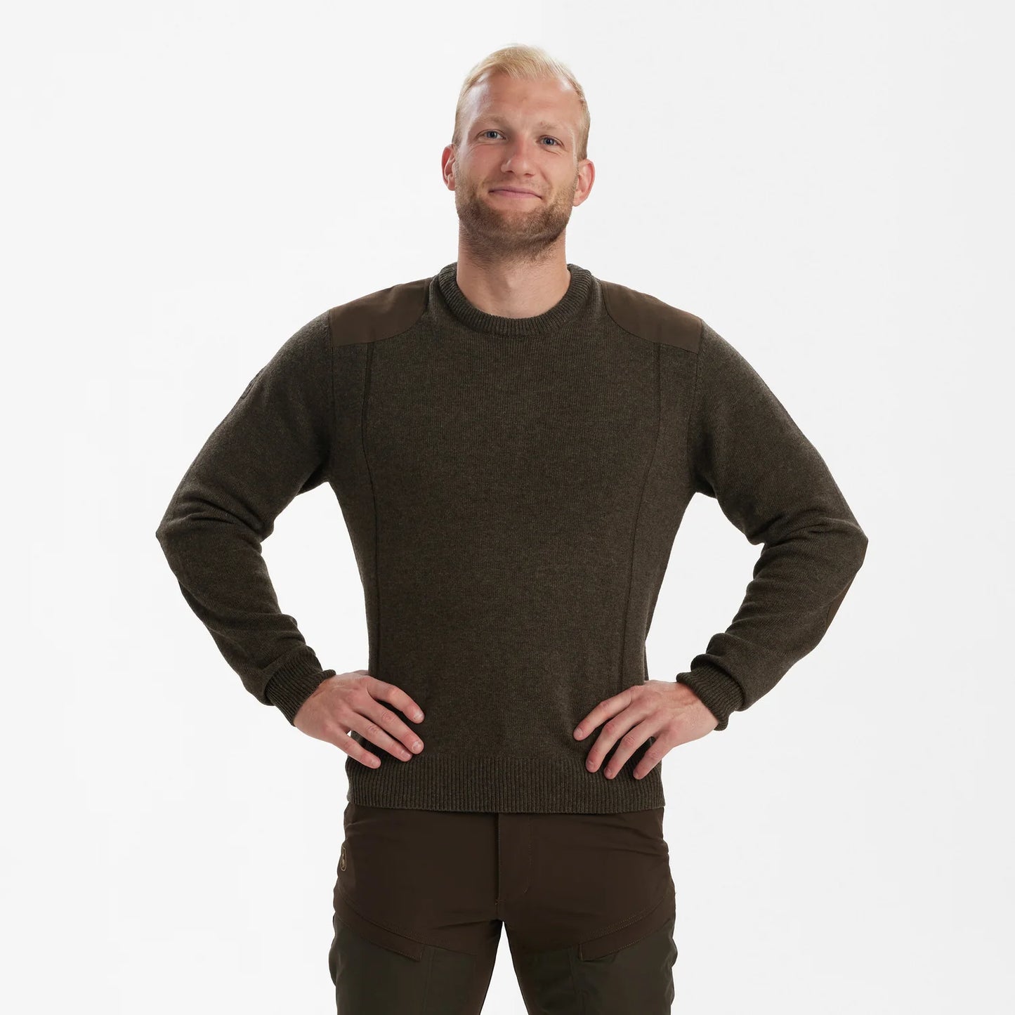 Sheffield Stickad Tröja med rund hals - Dark Elm - modell framifrån