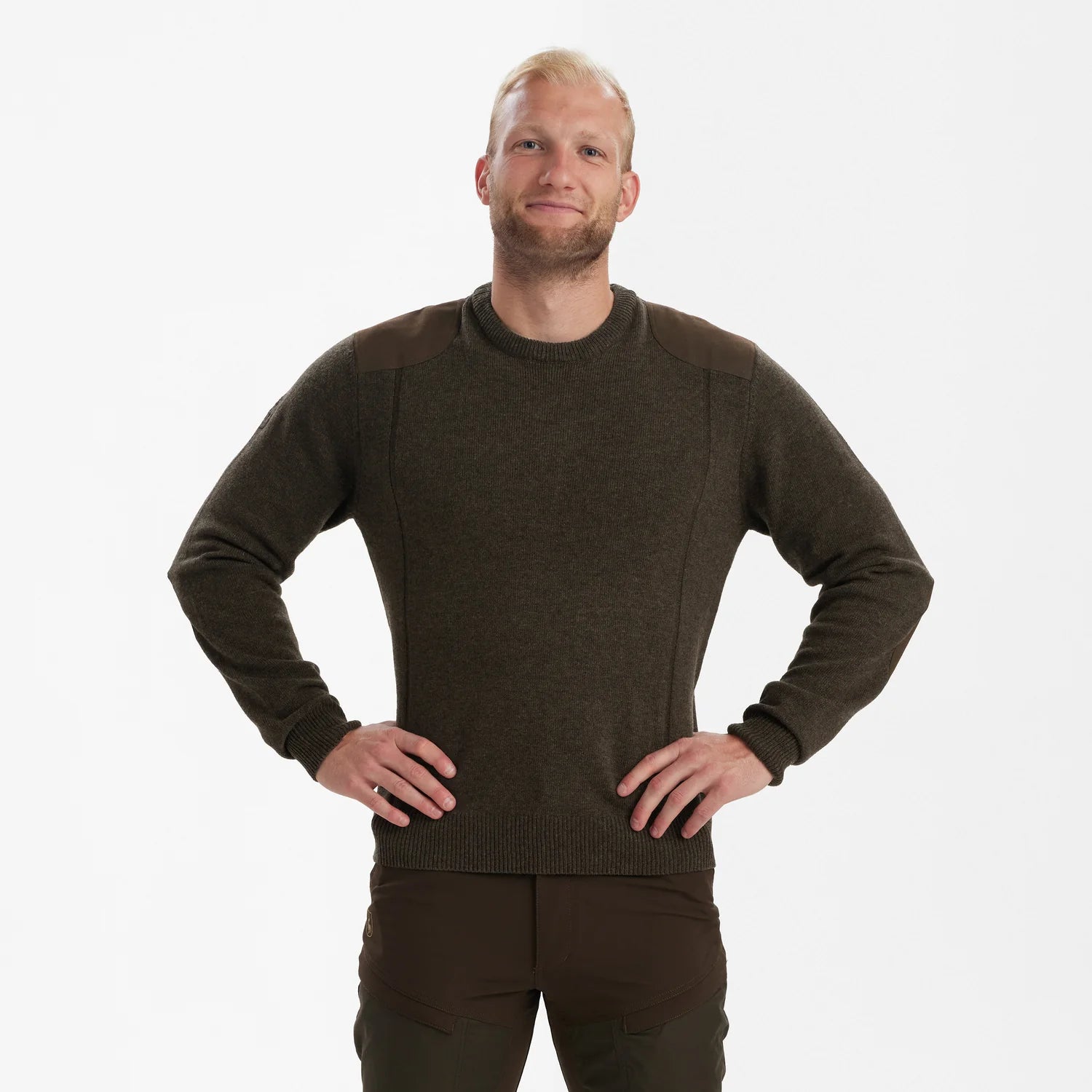 Sheffield Stickad Tröja med rund hals - Dark Elm - modell framifrån