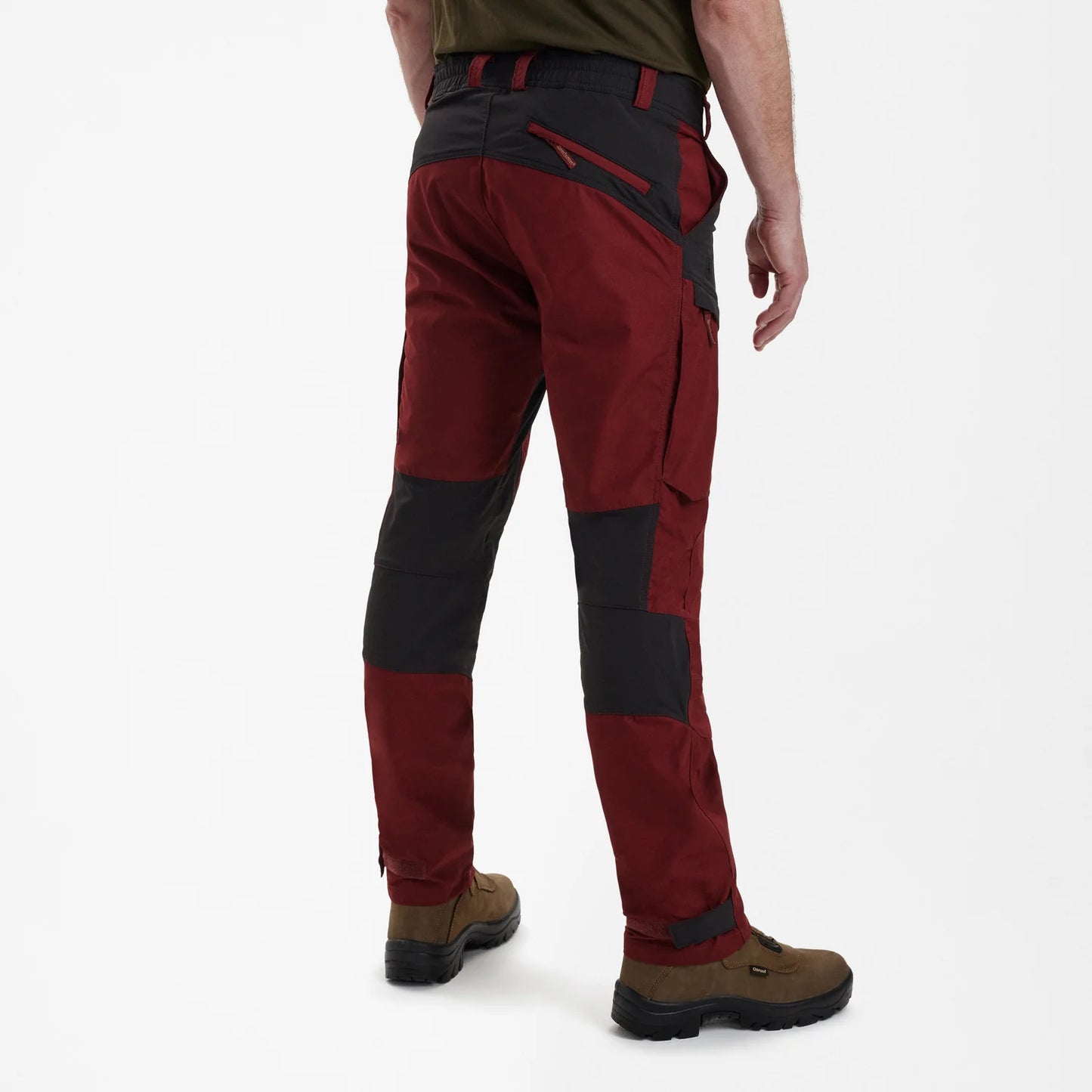 Strike Byxor - Oxblood Red - modell bakifrån