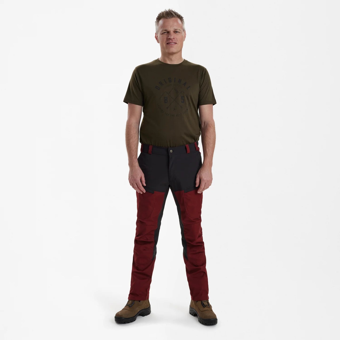 Strike Byxor - Oxblood Red - modell framifrån