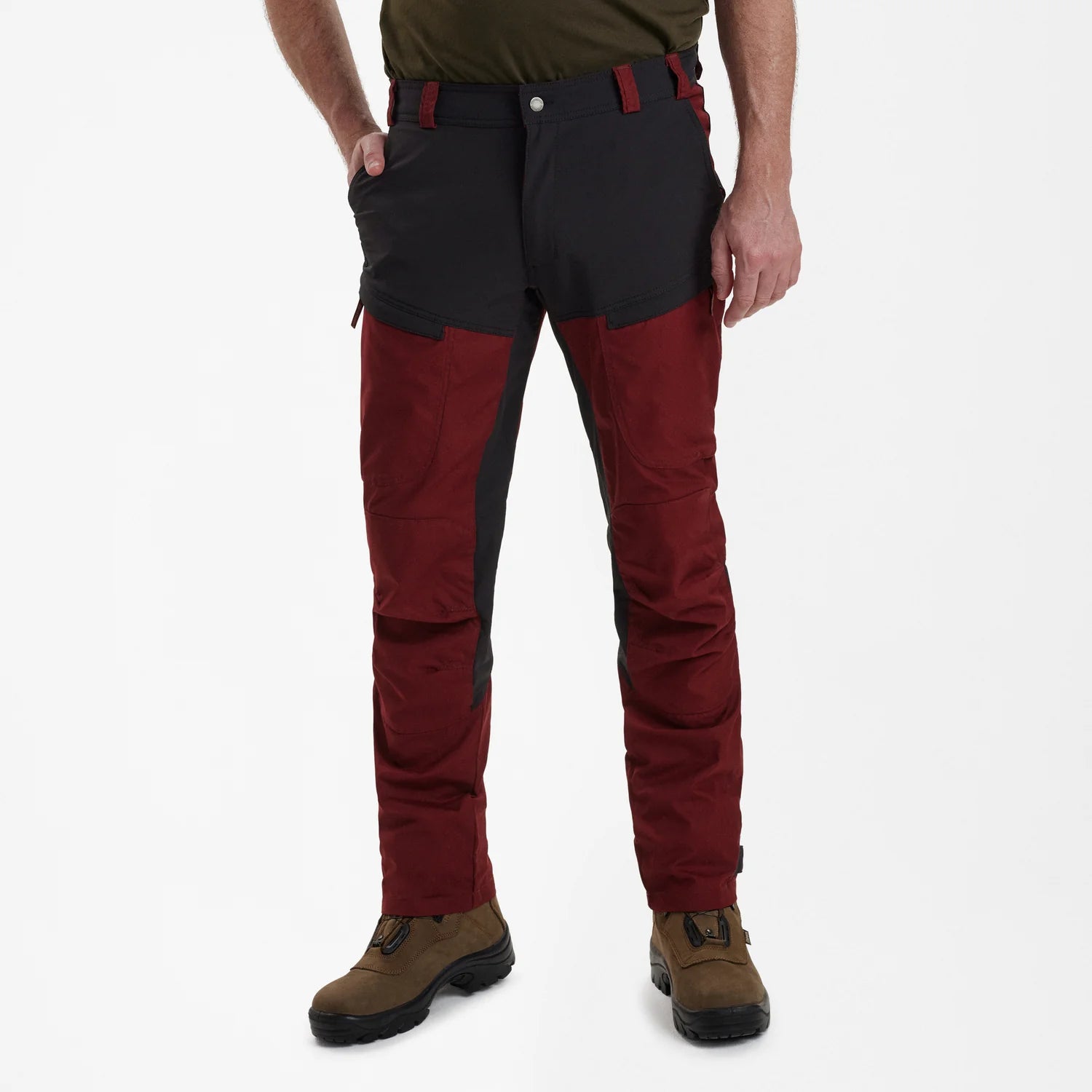 Strike Byxor - Oxblood Red - modell framifrån