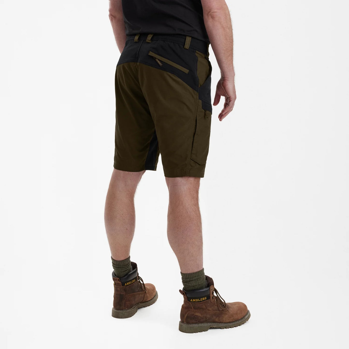 Strike Shorts - Fallen Leaf - modell bakifrån