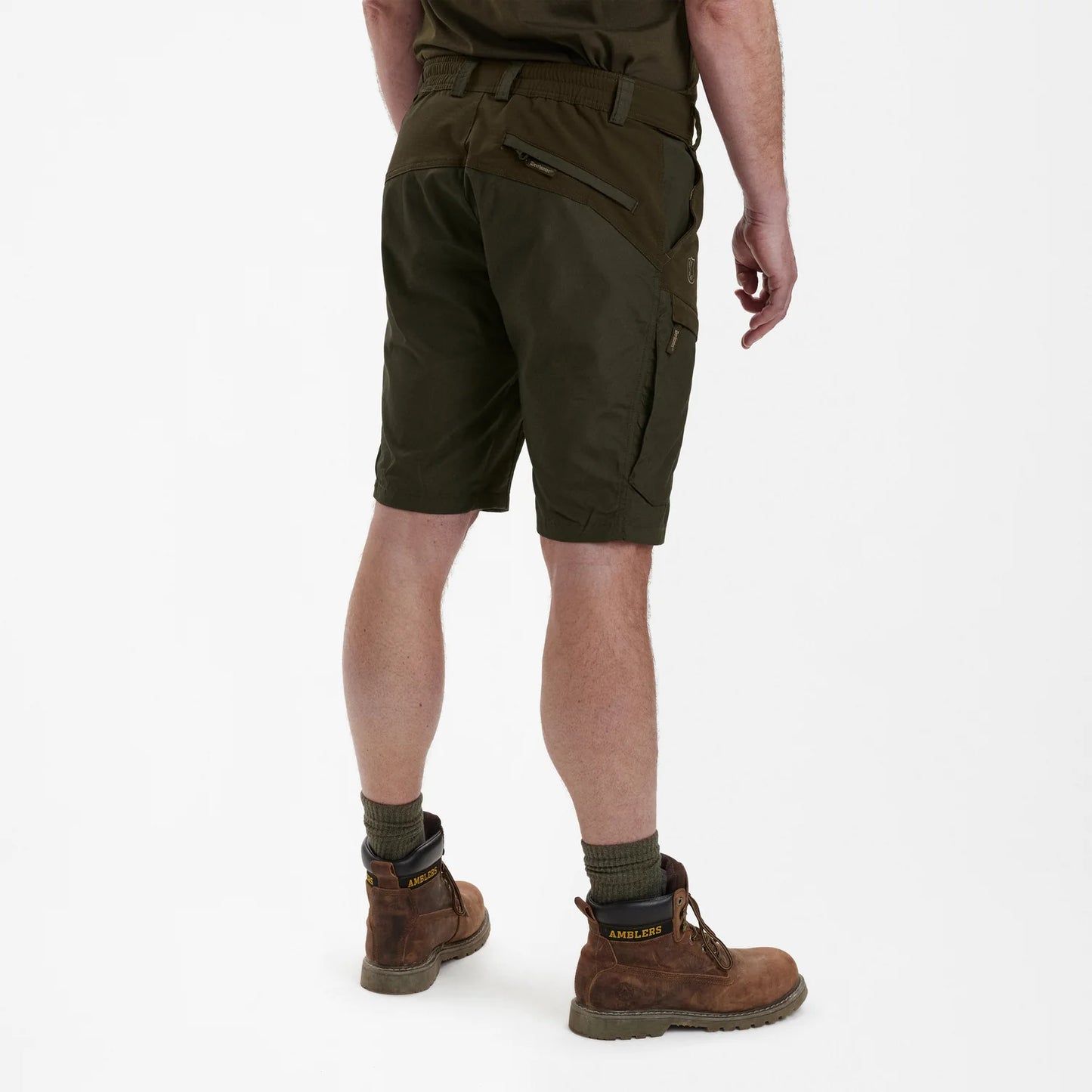 Strike Shorts - Deep Green - modell bakifrån