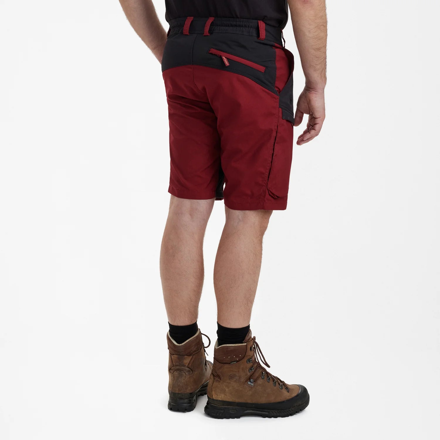 Strike Shorts - Oxblood Red - modell bakifrån