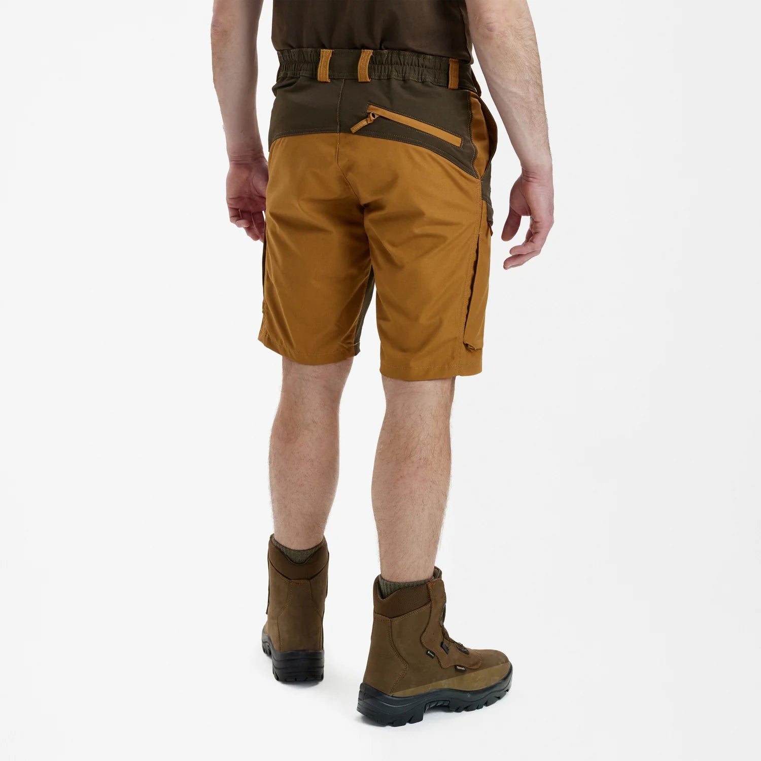 Strike Shorts - Bronze - modell bakifrån