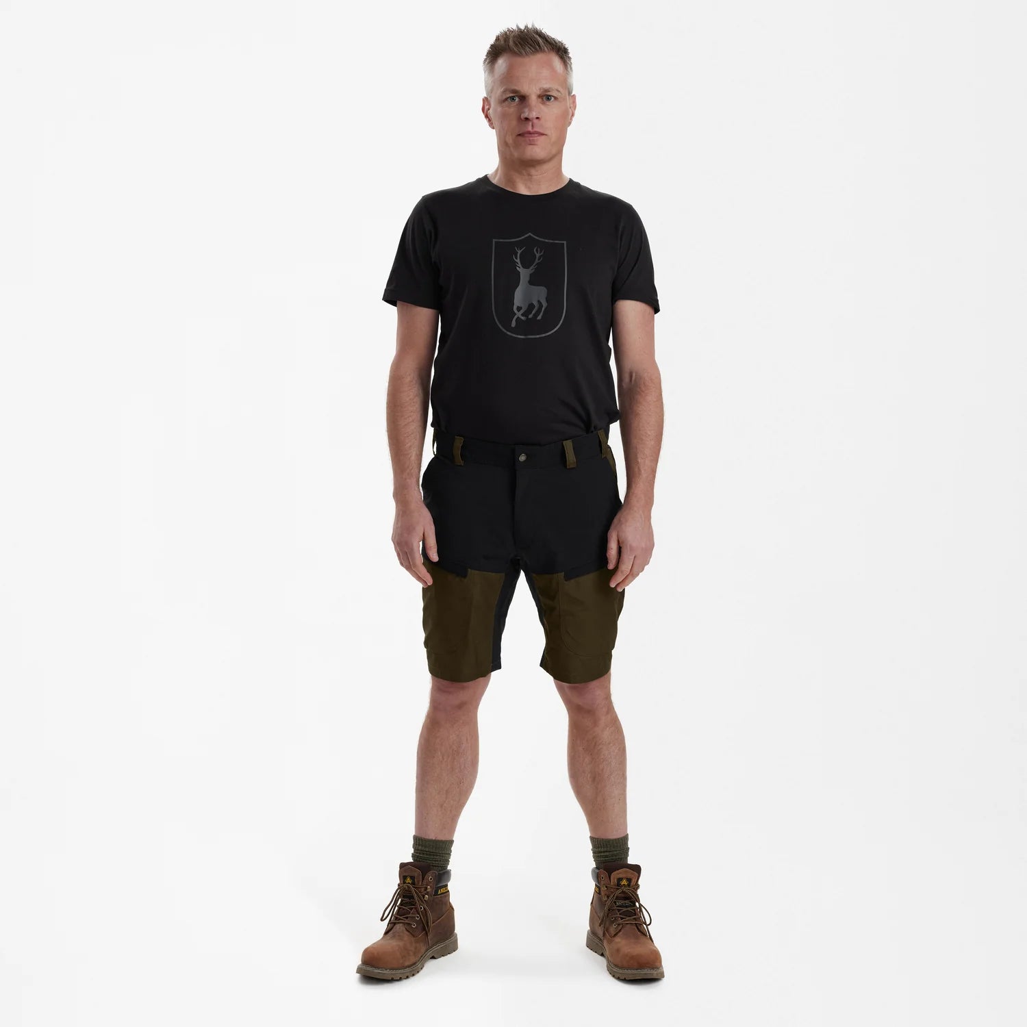 Strike Shorts - Fallen Leaf - modell framifrån