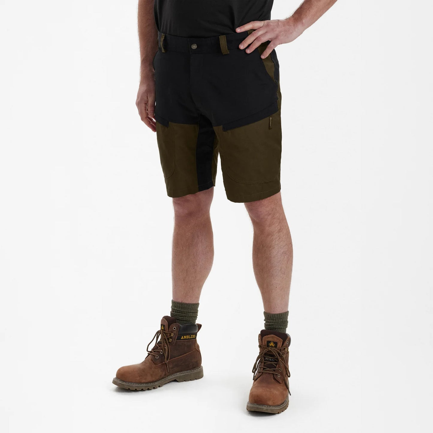 Strike Shorts - Fallen Leaf - modell framifrån