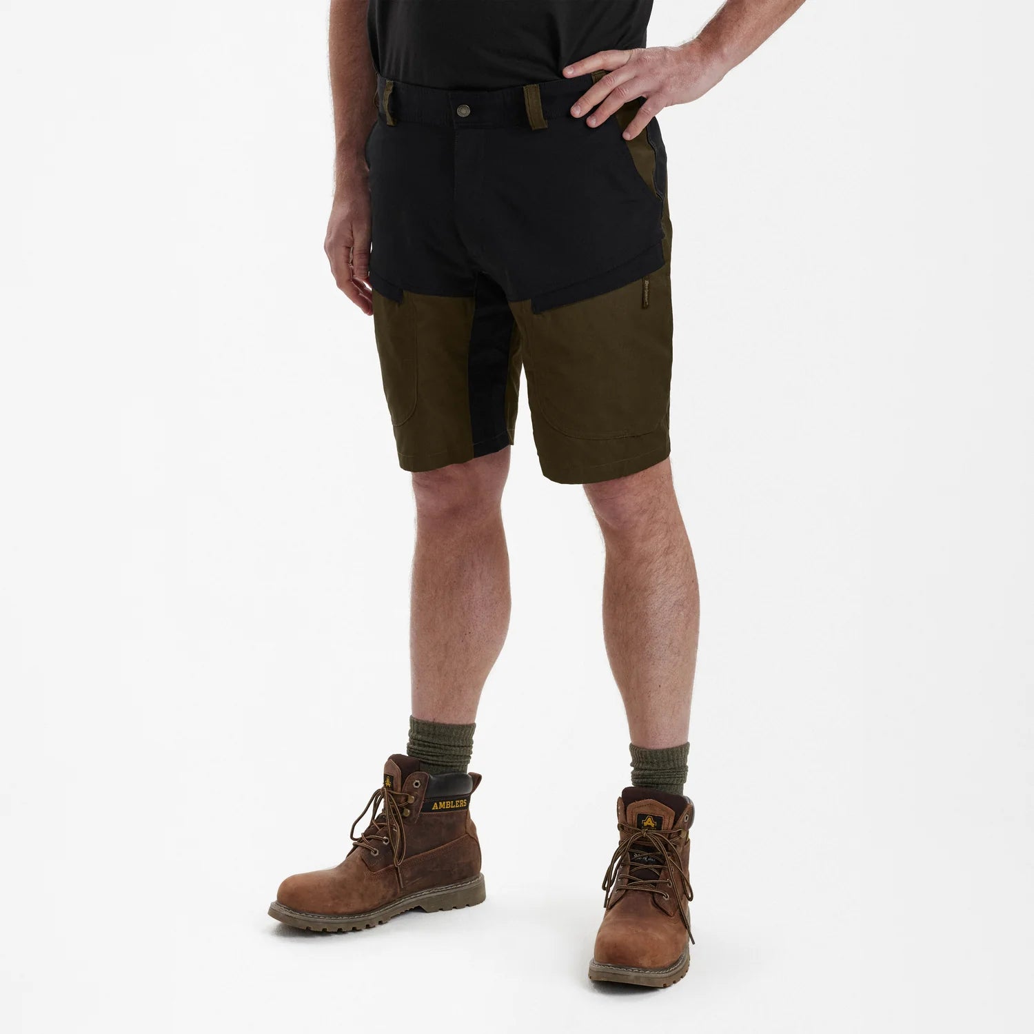 Strike Shorts - Fallen Leaf - modell framifrån