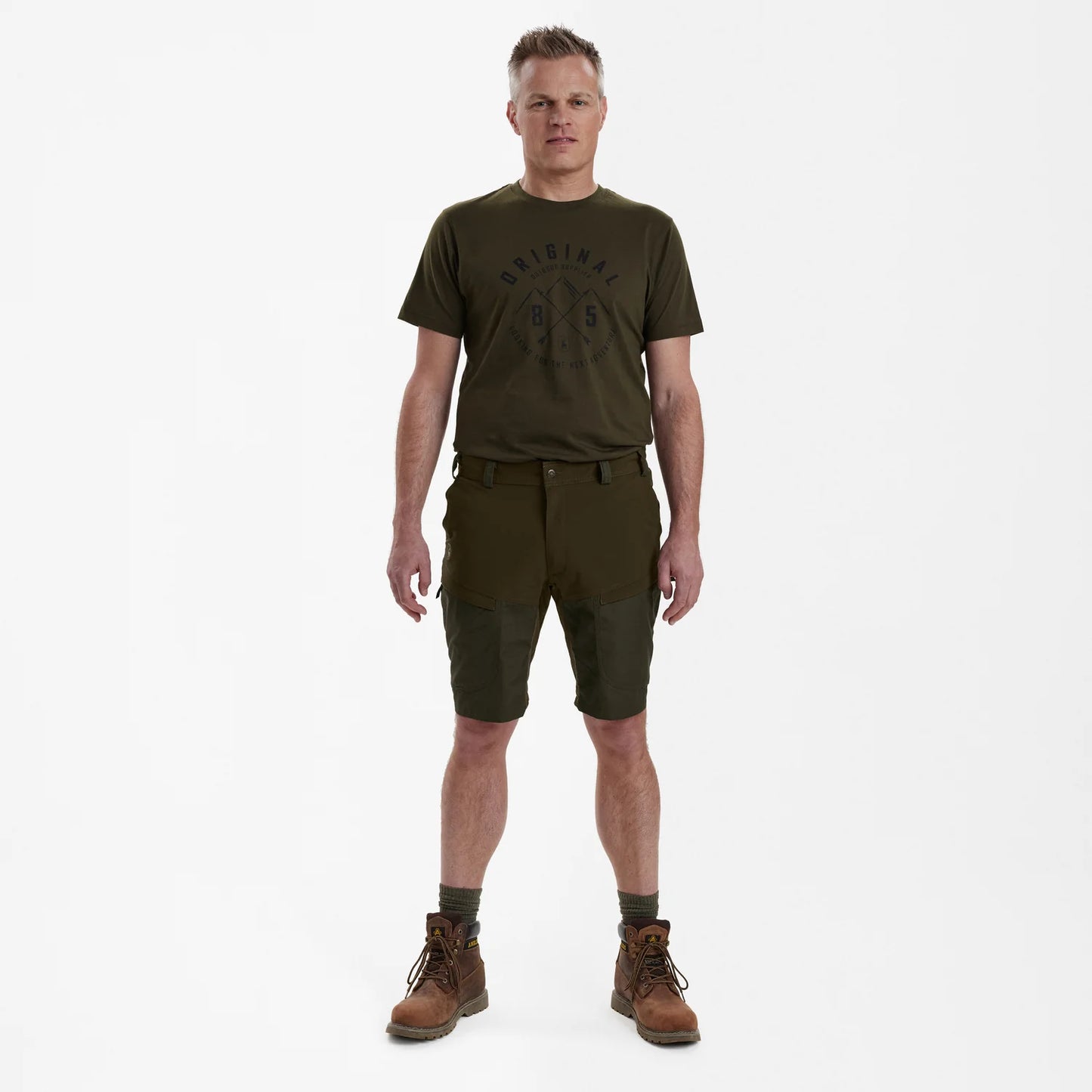 Strike Shorts - Deep Green - modell framifrån