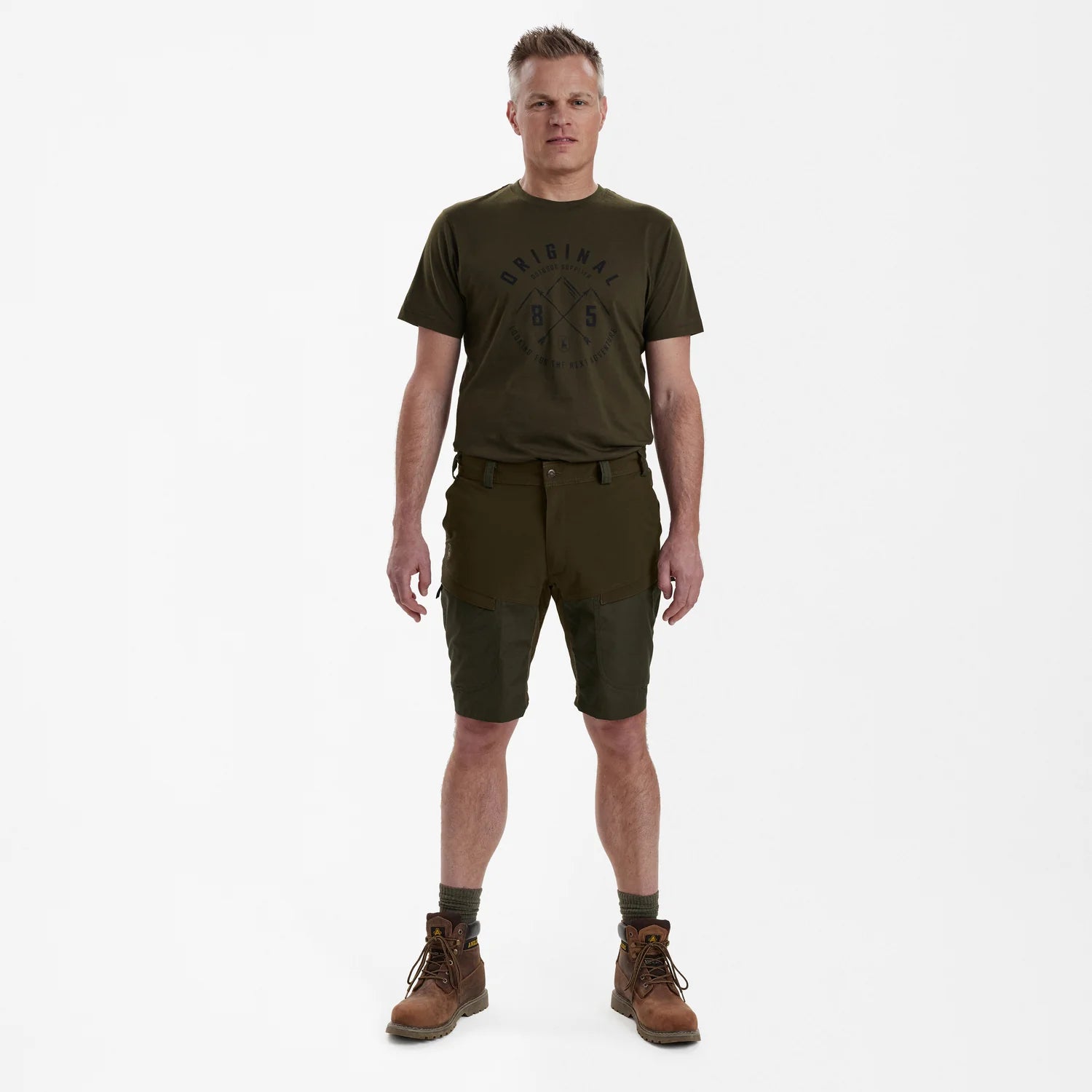 Strike Shorts - Deep Green - modell framifrån