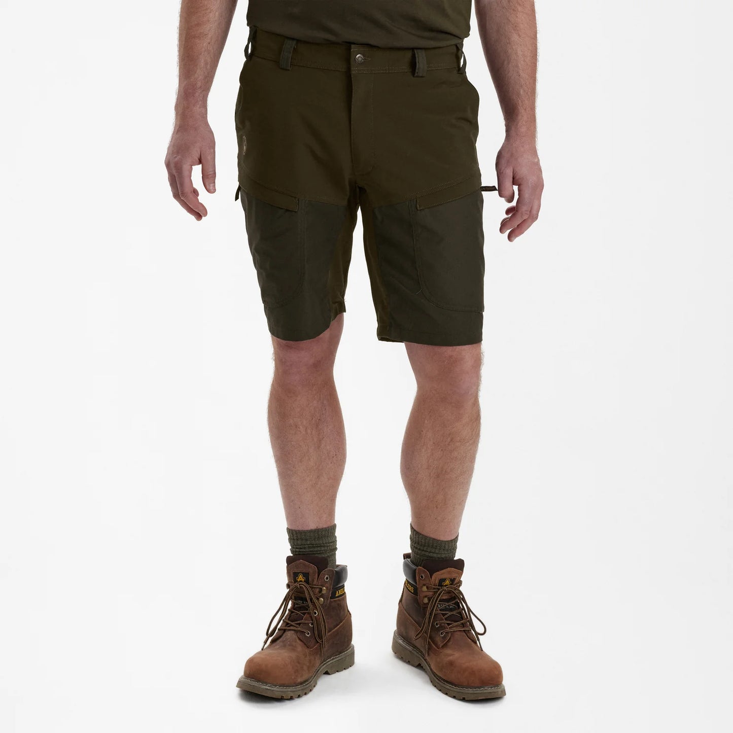 Strike Shorts - Deep Green - modell framifrån