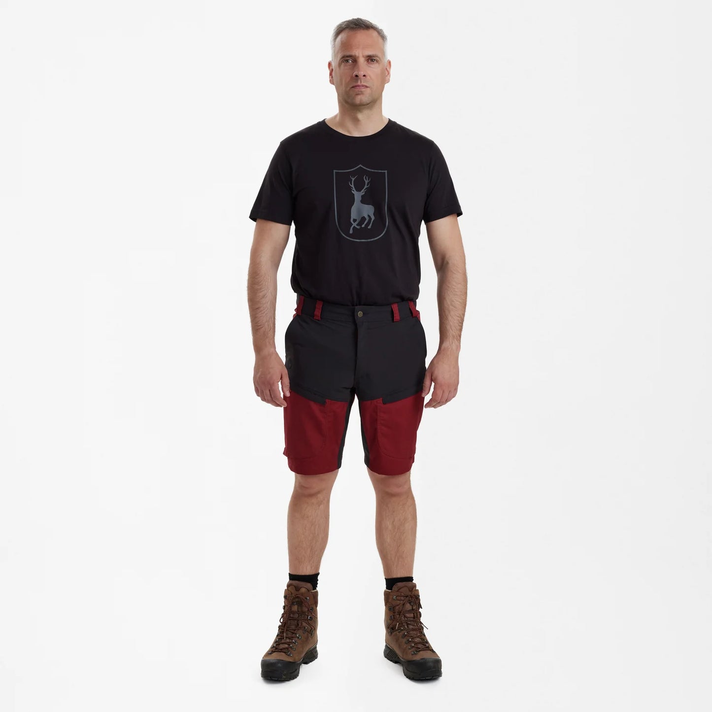 Strike Shorts - Oxblood Red - modell framifrån