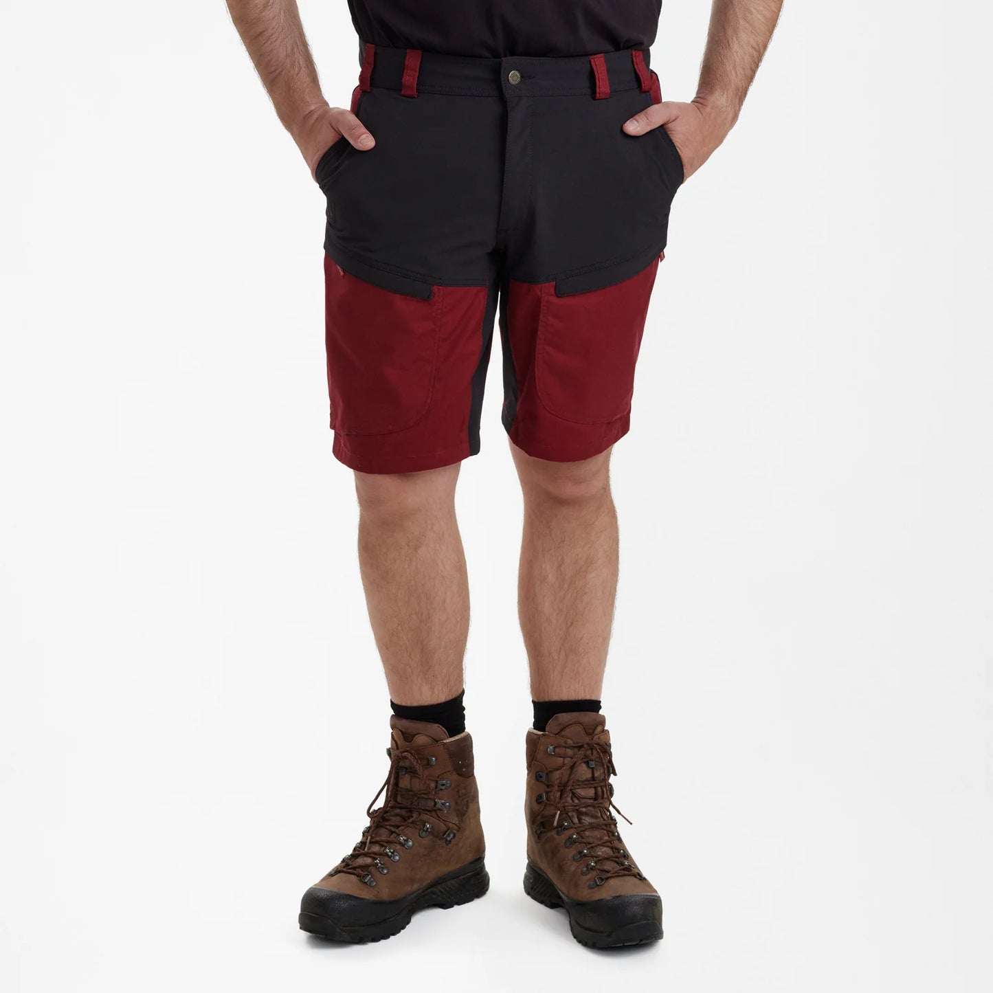 Strike Shorts - Oxblood Red - modell framifrån