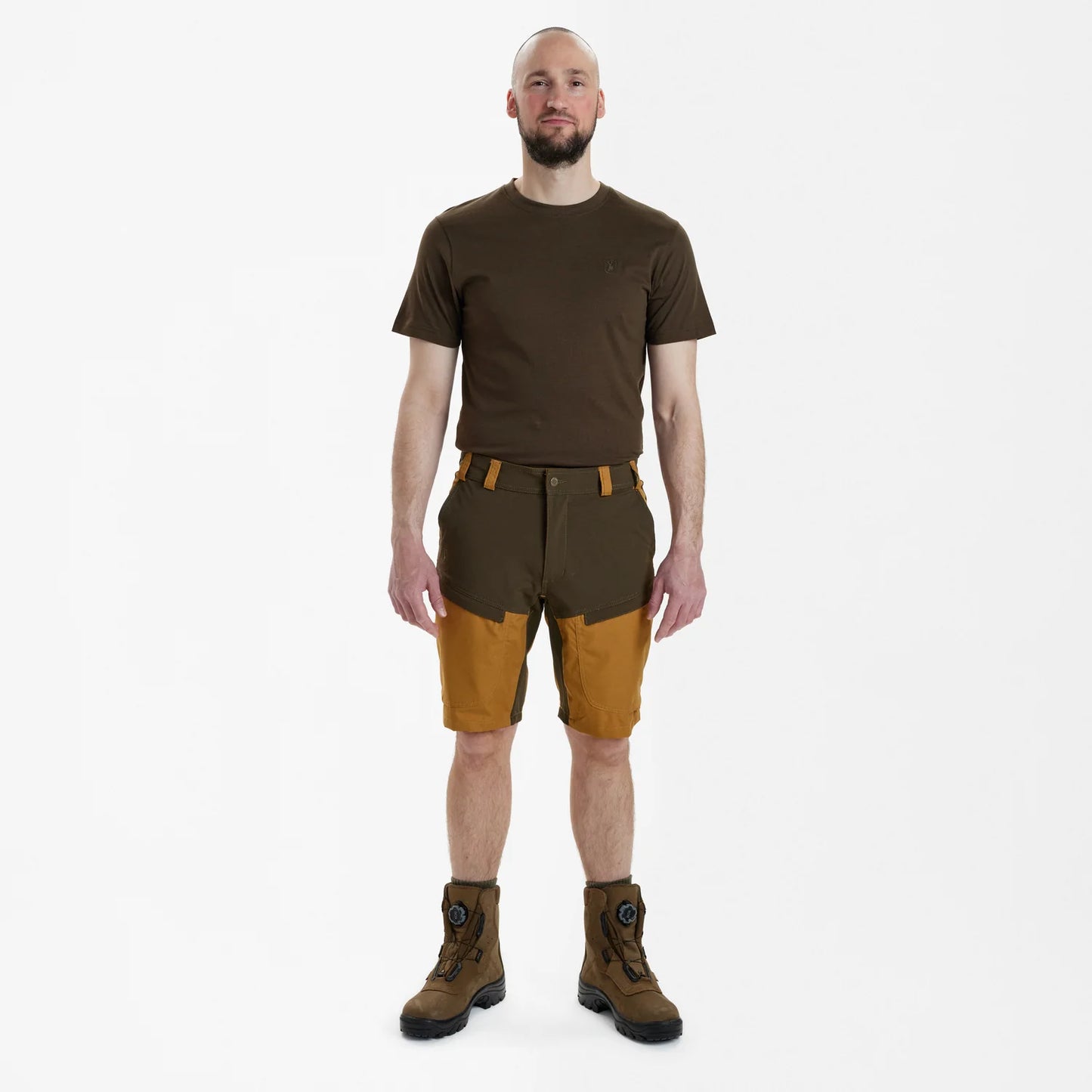 Strike Shorts - Bronze - modell framifrån