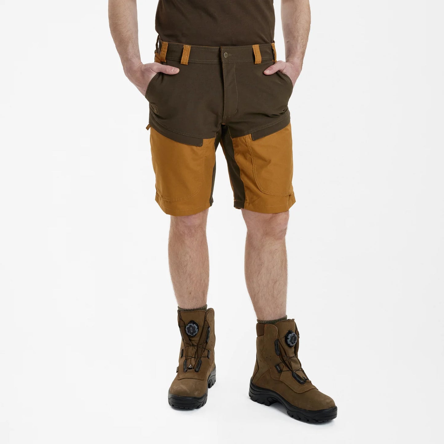 Strike Shorts - Bronze - modell framifrån