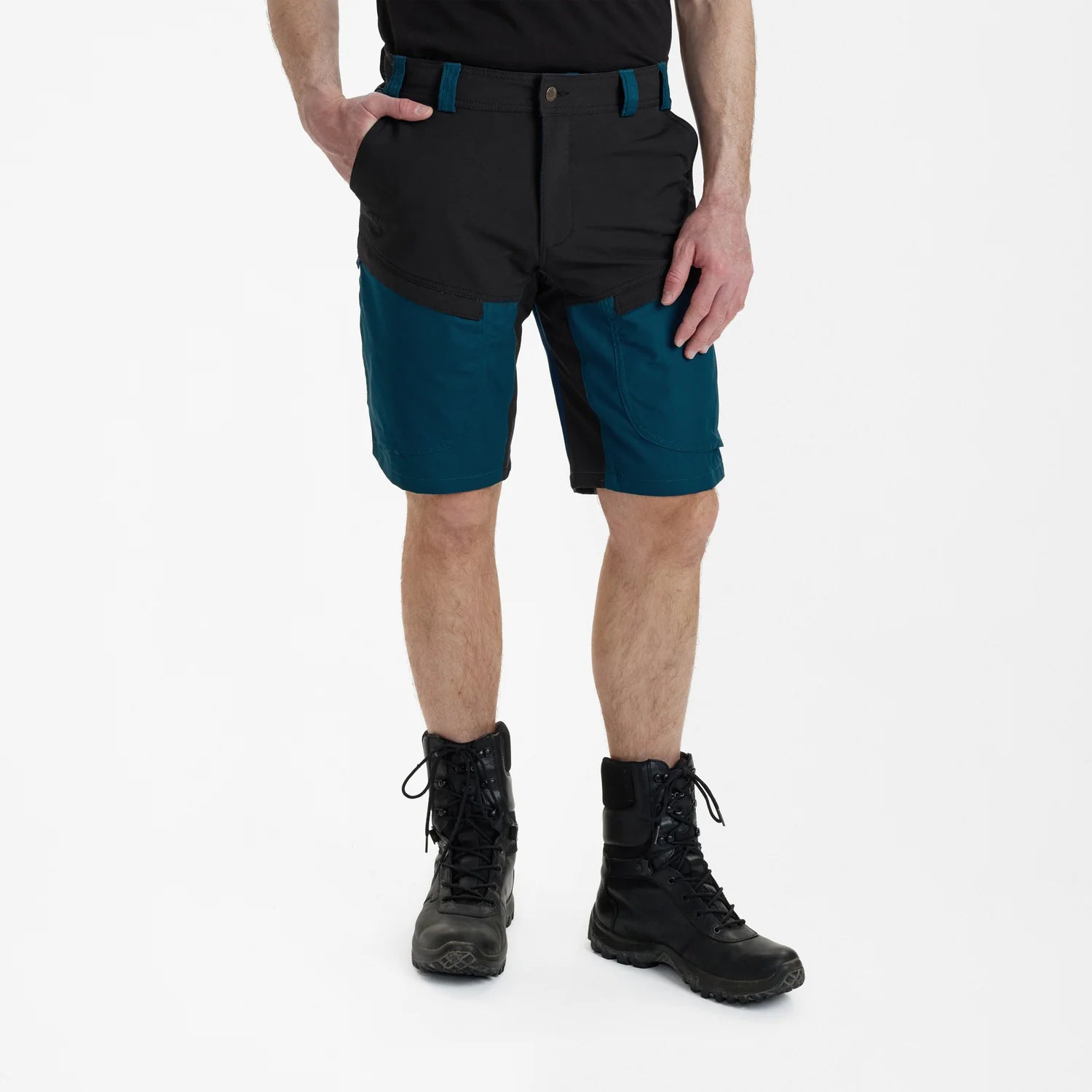 Strike Shorts - Pacific Blue - modell framifrån