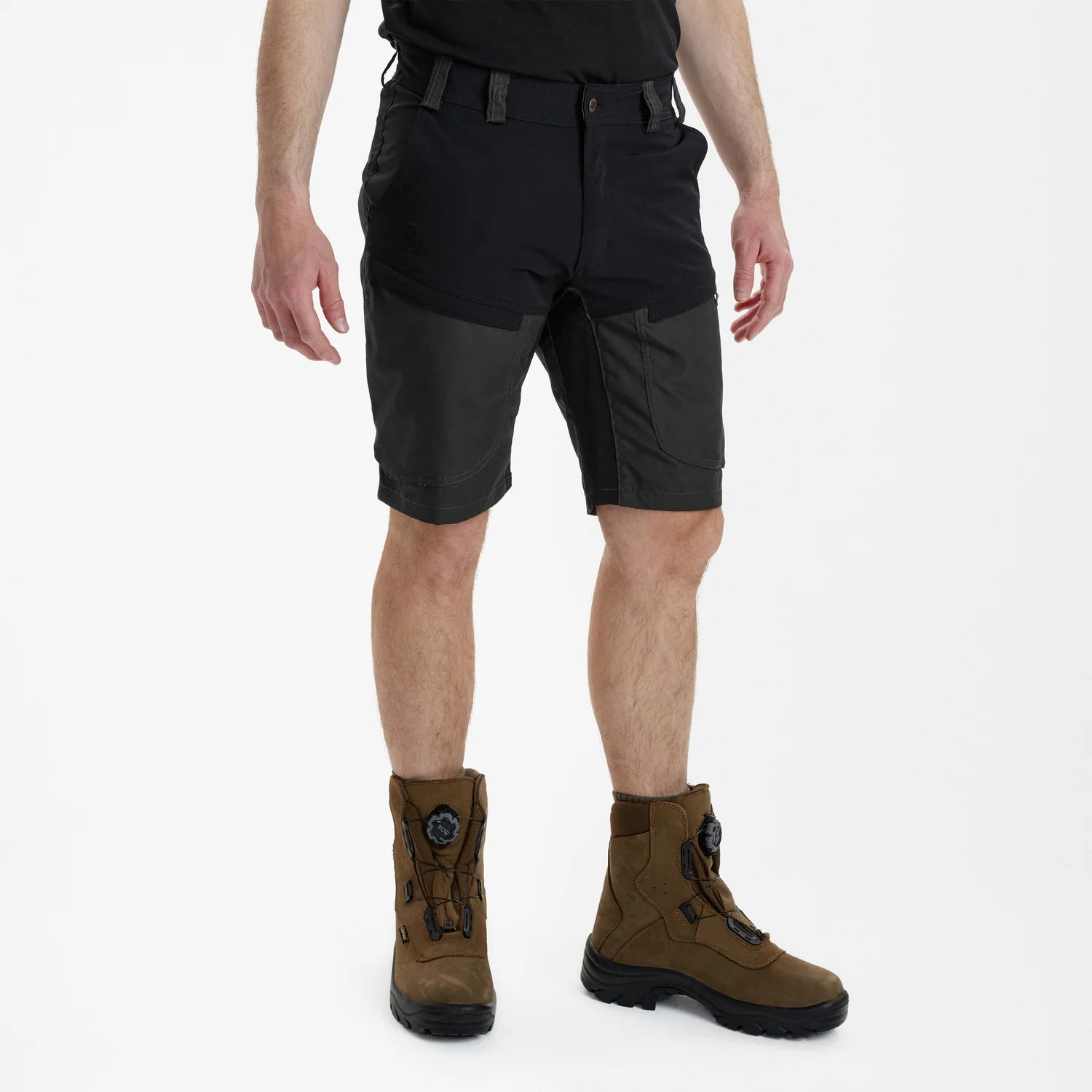 Strike Shorts - Black Ink - modell framifrån
